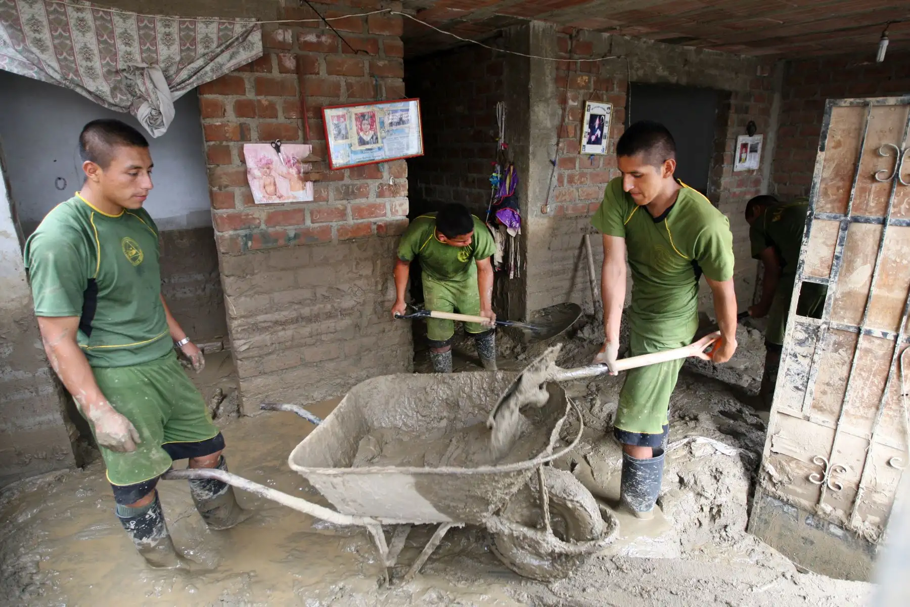 LIMA PERÚ, FEBRERO 03. Ayuda de limpieza a los pobladores damnificados de la zona Cajamarquilla afectada por el huaico. Foto: ANDINA/Melina Mejía