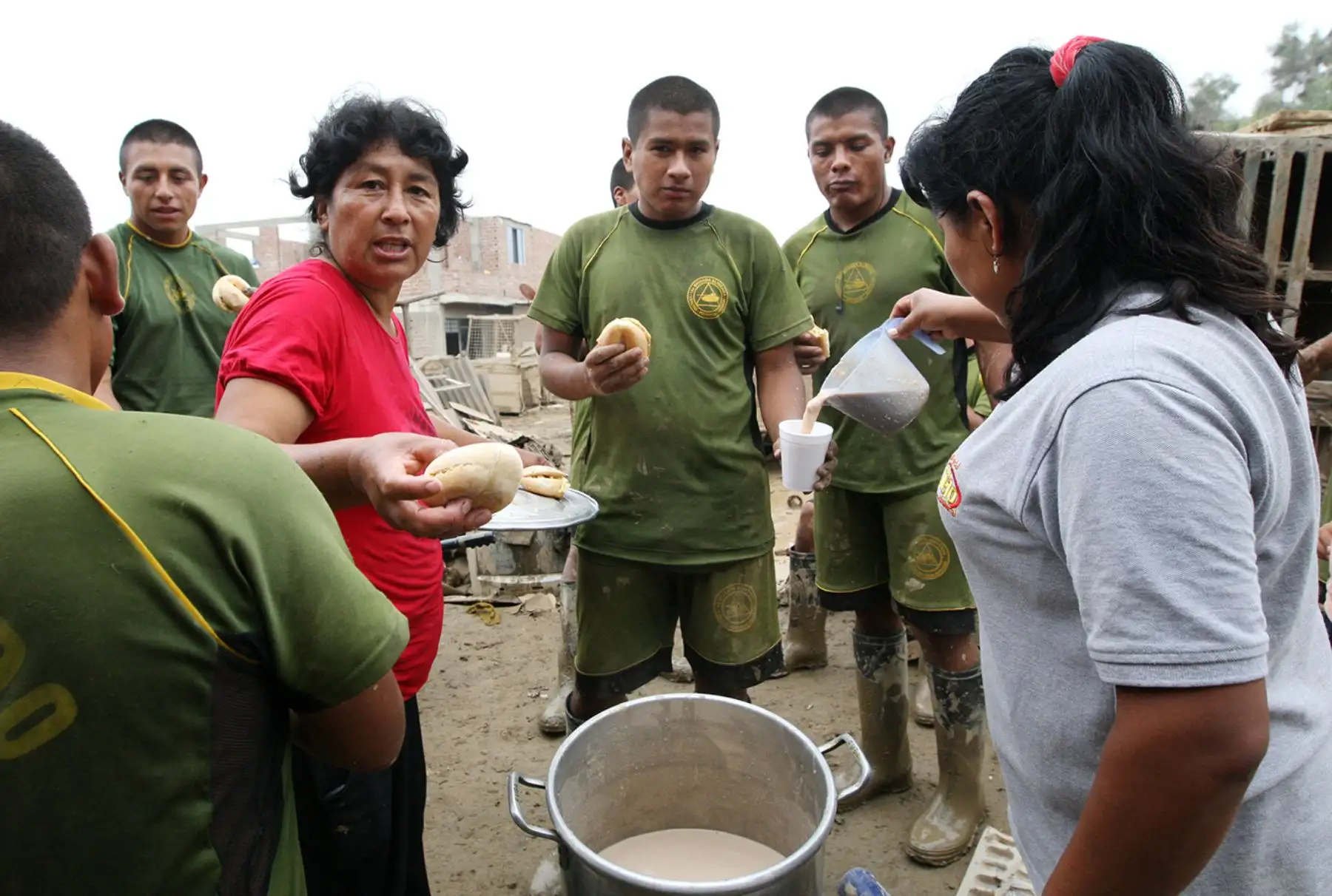 LIMA PERÚ, FEBRERO 03. Ayuda de limpieza a los pobladores damnificados de la zona Cajamarquilla afectada por el huaico. Foto: ANDINA/Melina Mejía