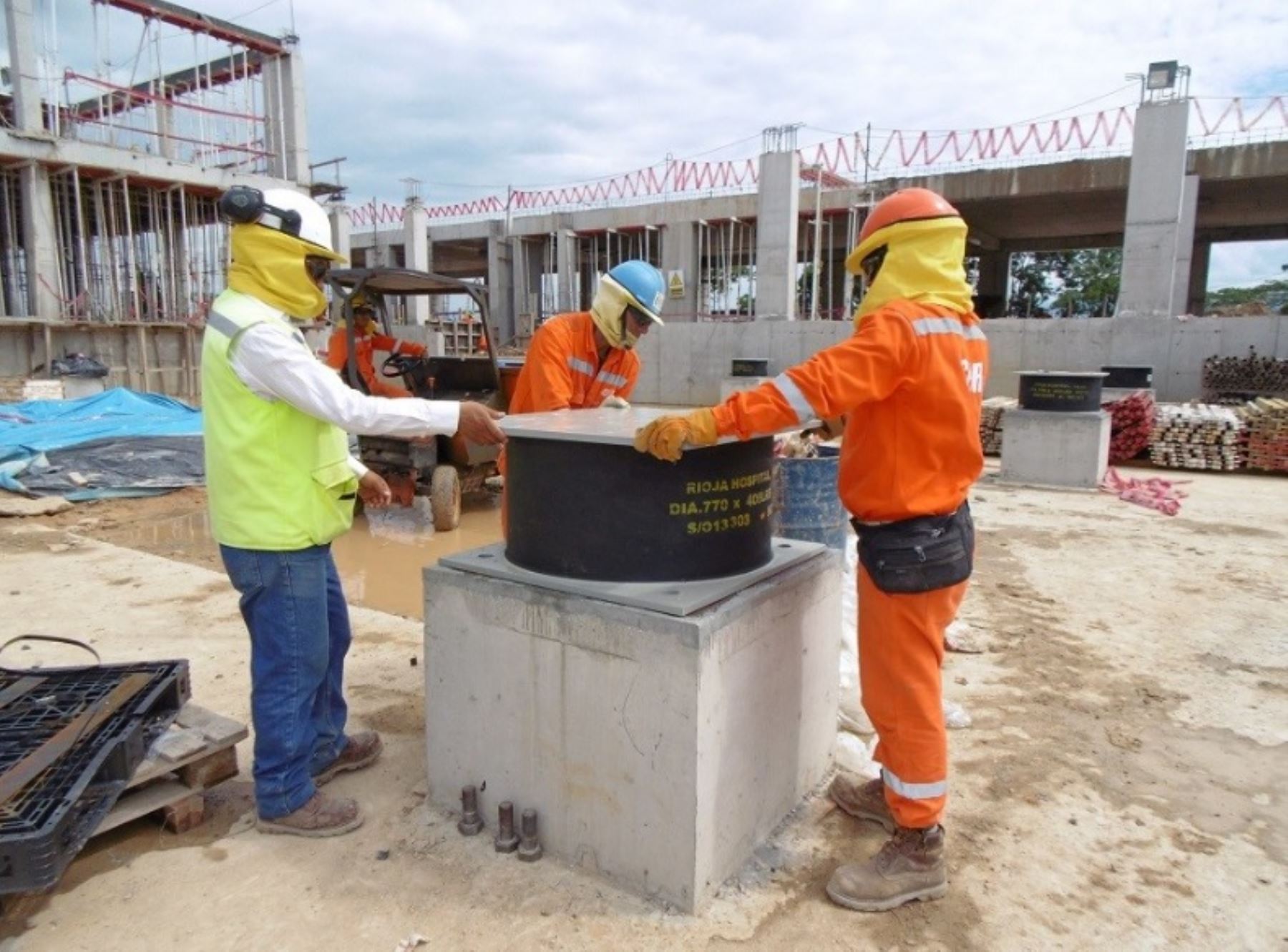 Instalación de aisladores sísmicos en construcción de nuevo hospital de Rioja en la región San Martín.