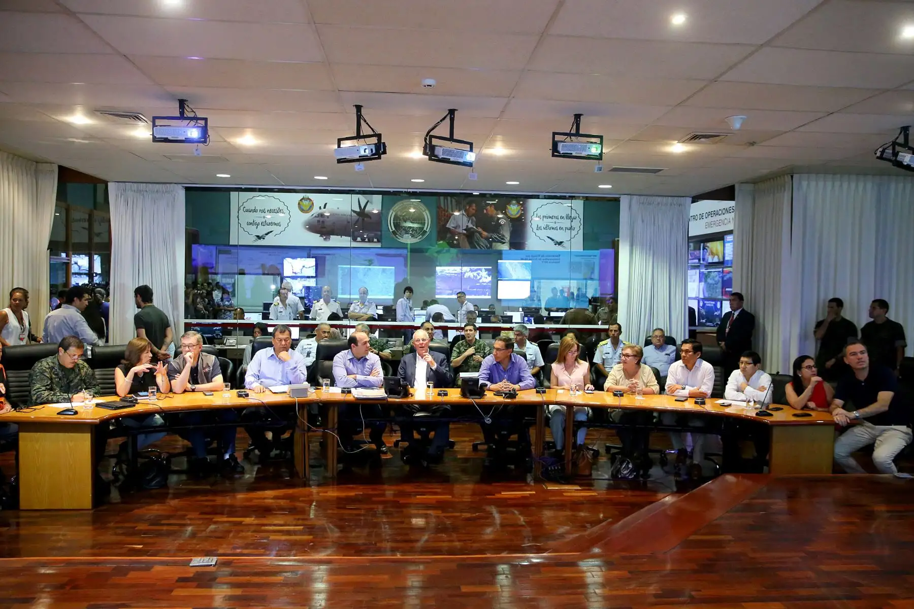 Lima, Perú, 5 feb.-  El jefe del Estado, Pedro Pablo Kuczynski, recibe el reporte técnico del Centro de Operaciones de Emergencia Nacional (COEN) sobre la ayuda enviada a las zonas afectadas por lluvias, huaicos e inundaciones. ANDINA/Prensa Presidencia