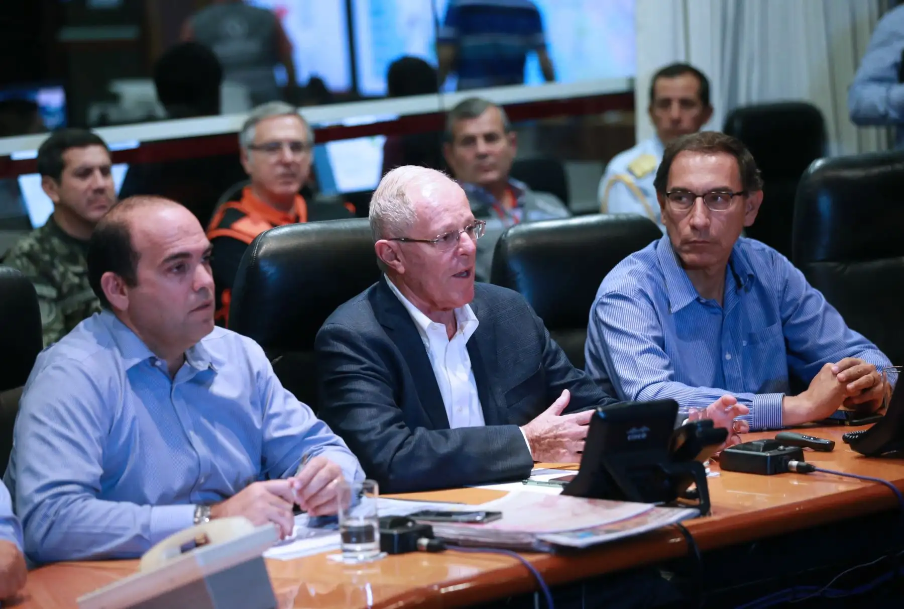 LIMA, PERÚ - FEBRERO 05.El jefe del Estado, Pedro Pablo Kuczynski, recibe el reporte técnico del Centro de Operaciones de Emergencia Nacional (COEN) Foto: ANDINA/Norman Córdova