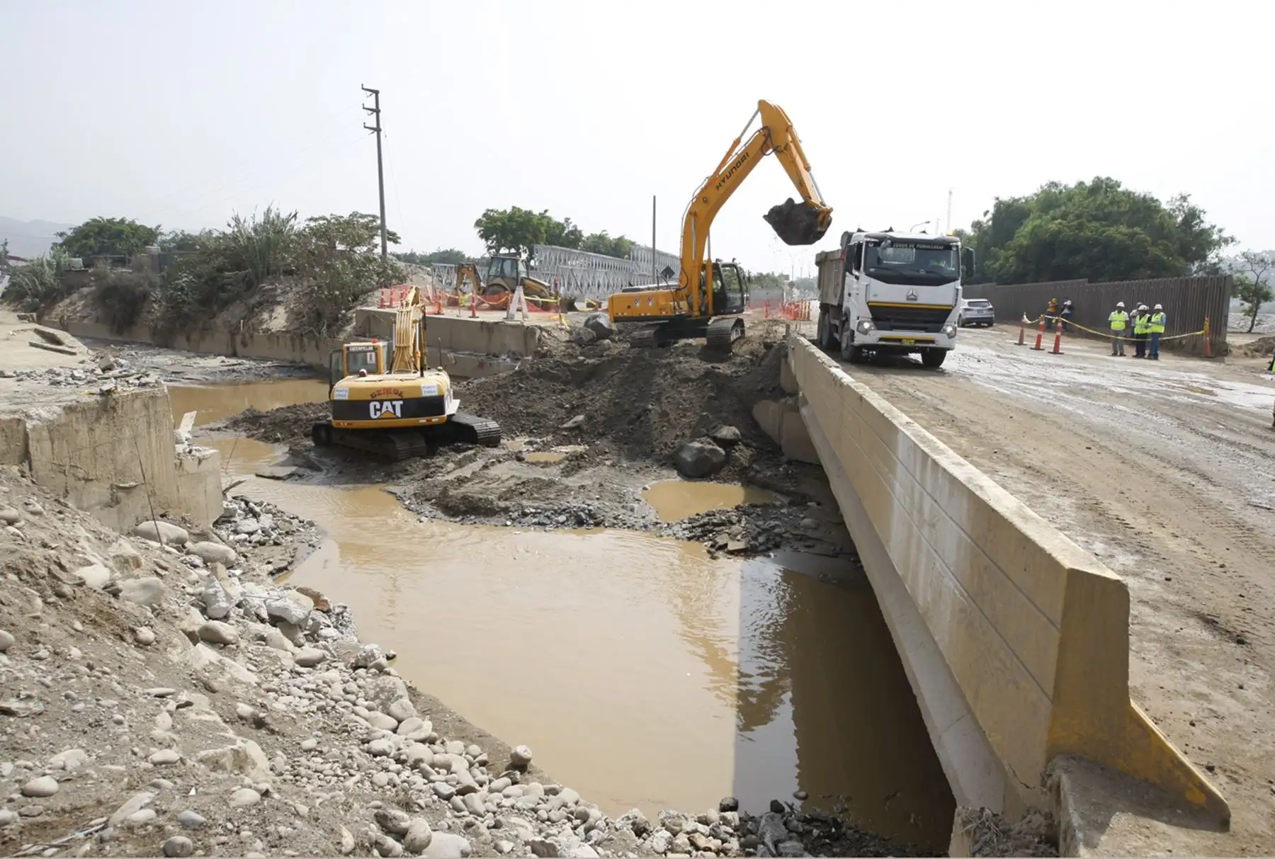 LIMA, PERÚ - FEBRERO 05. Ministro de Transporte y Comunicación. Martín Vizcarra y Ministro de Agricultura, José Manuel Hernández realizan inspección del puente Bailey en río Huaycoloro.  Foto: ANDINA/Eddy Ramos