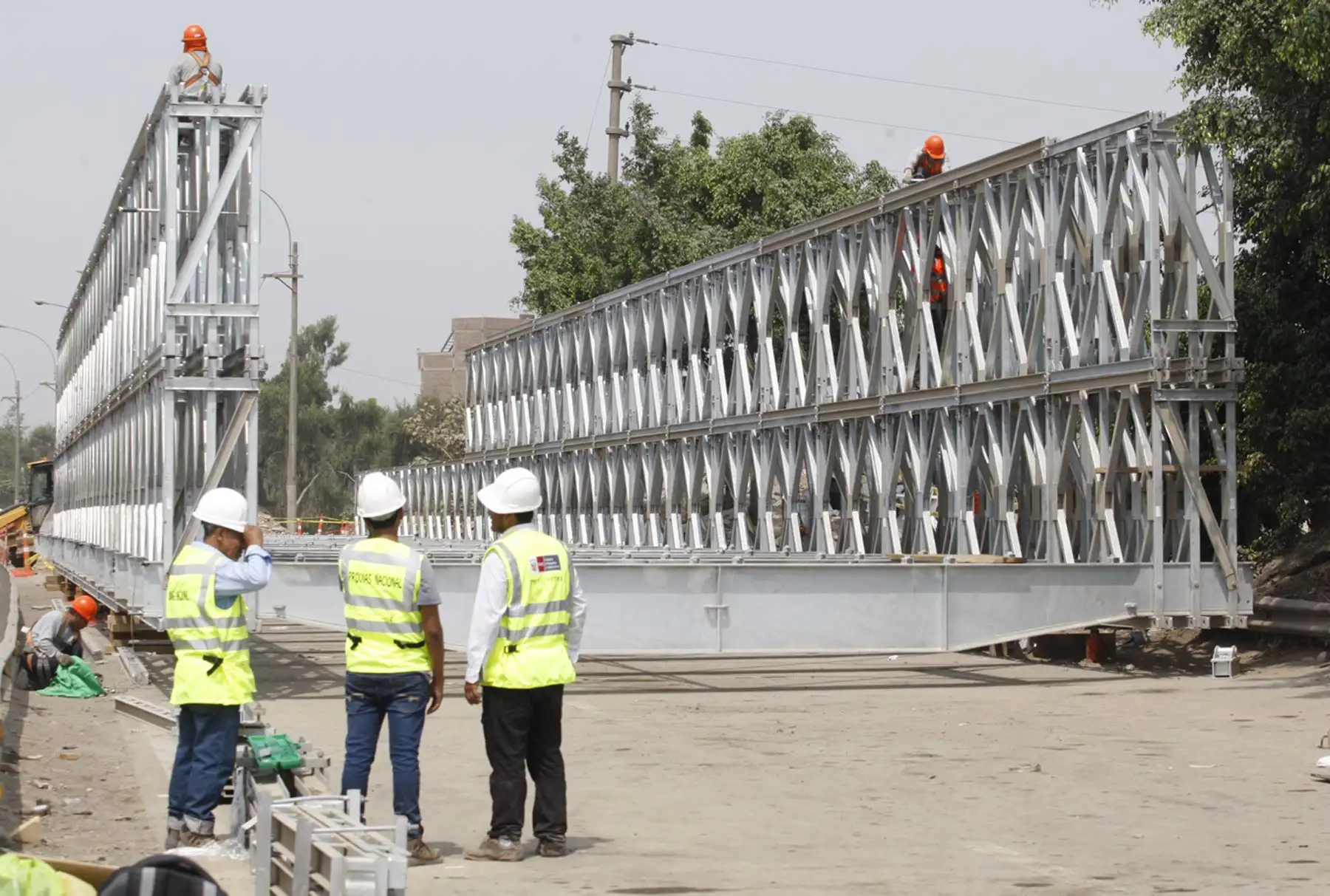 LIMA, PERÚ - FEBRERO 05. Ministro de Transporte y Comunicación. Martín Vizcarra y Ministro de Agricultura, José Manuel Hernández realizan inspección del puente Bailey en río Huaycoloro.  Foto: ANDINA/Eddy Ramos
