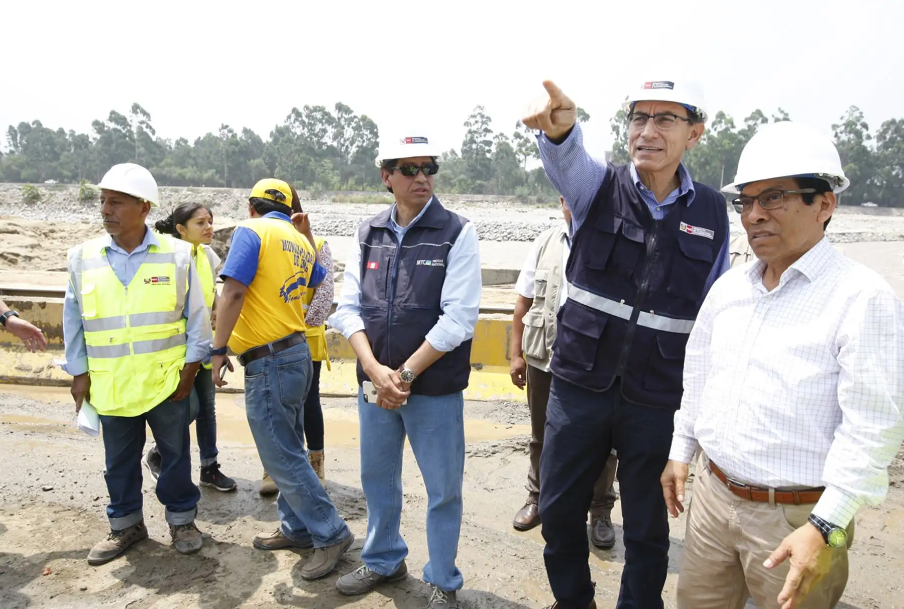 LIMA, PERÚ - FEBRERO 05. Ministro de Transporte y Comunicación. Martín Vizcarra y Ministro de Agricultura, José Manuel Hernández realizan inspección del puente Bailey en río Huaycoloro.  Foto: ANDINA/Eddy Ramos