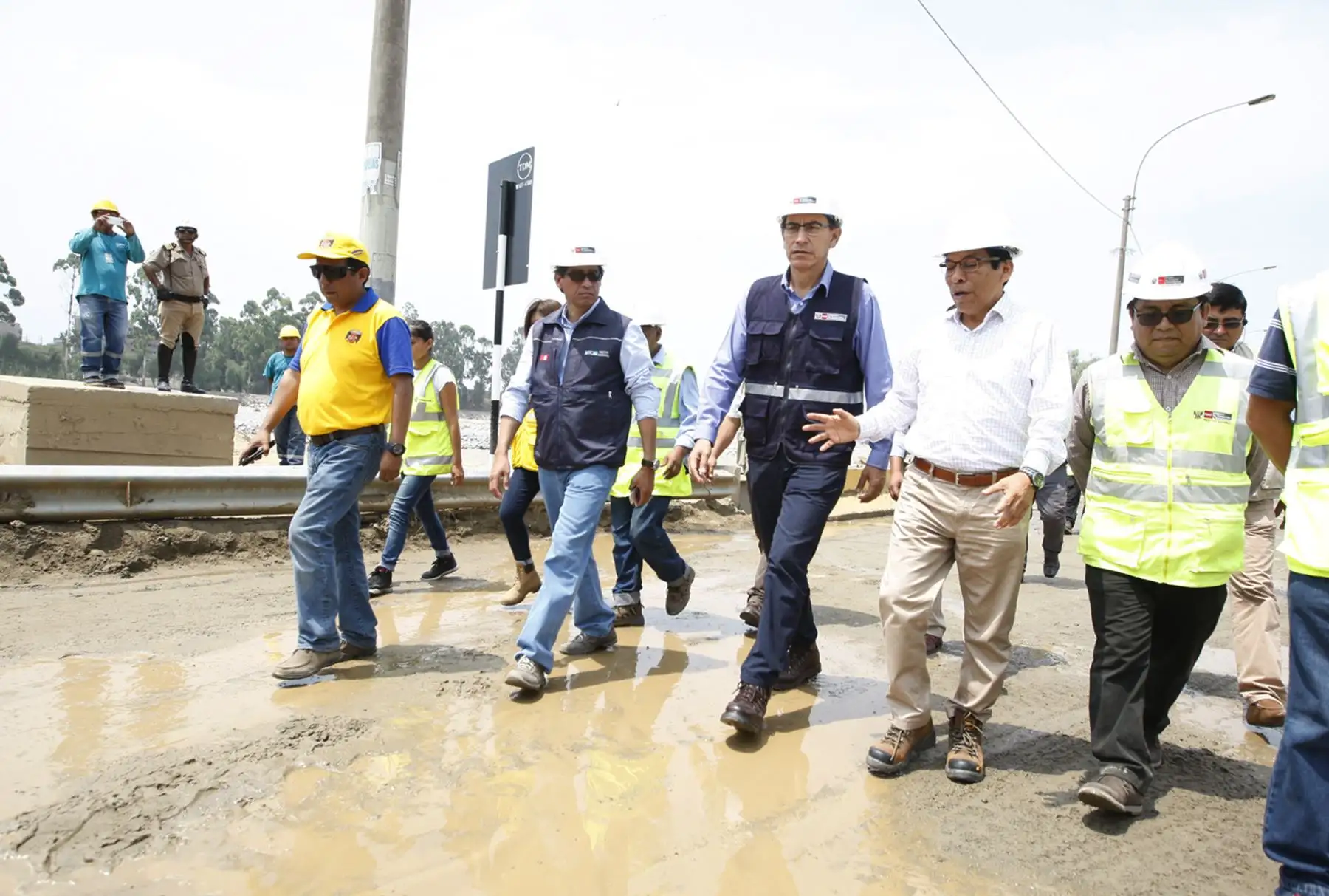 LIMA, PERÚ - FEBRERO 05. Ministro de Transporte y Comunicación. Martín Vizcarra y Ministro de Agricultura, José Manuel Hernández realizan inspección del puente Bailey en río Huaycoloro.  Foto: ANDINA/Eddy Ramos