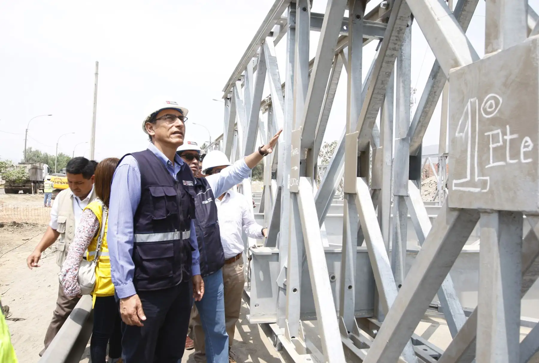 LIMA, PERÚ - FEBRERO 05. Ministro de Transporte y Comunicación. Martín Vizcarra y Ministro de Agricultura, José Manuel Hernández realizan inspección del puente Bailey en río Huaycoloro.  Foto: ANDINA/Eddy Ramos