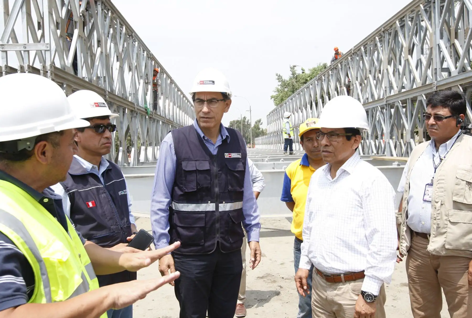 LIMA, PERÚ - FEBRERO 05. Ministro de Transporte y Comunicación. Martín Vizcarra y Ministro de Agricultura, José Manuel Hernández realizan inspección del puente Bailey en río Huaycoloro.  Foto: ANDINA/Eddy Ramos