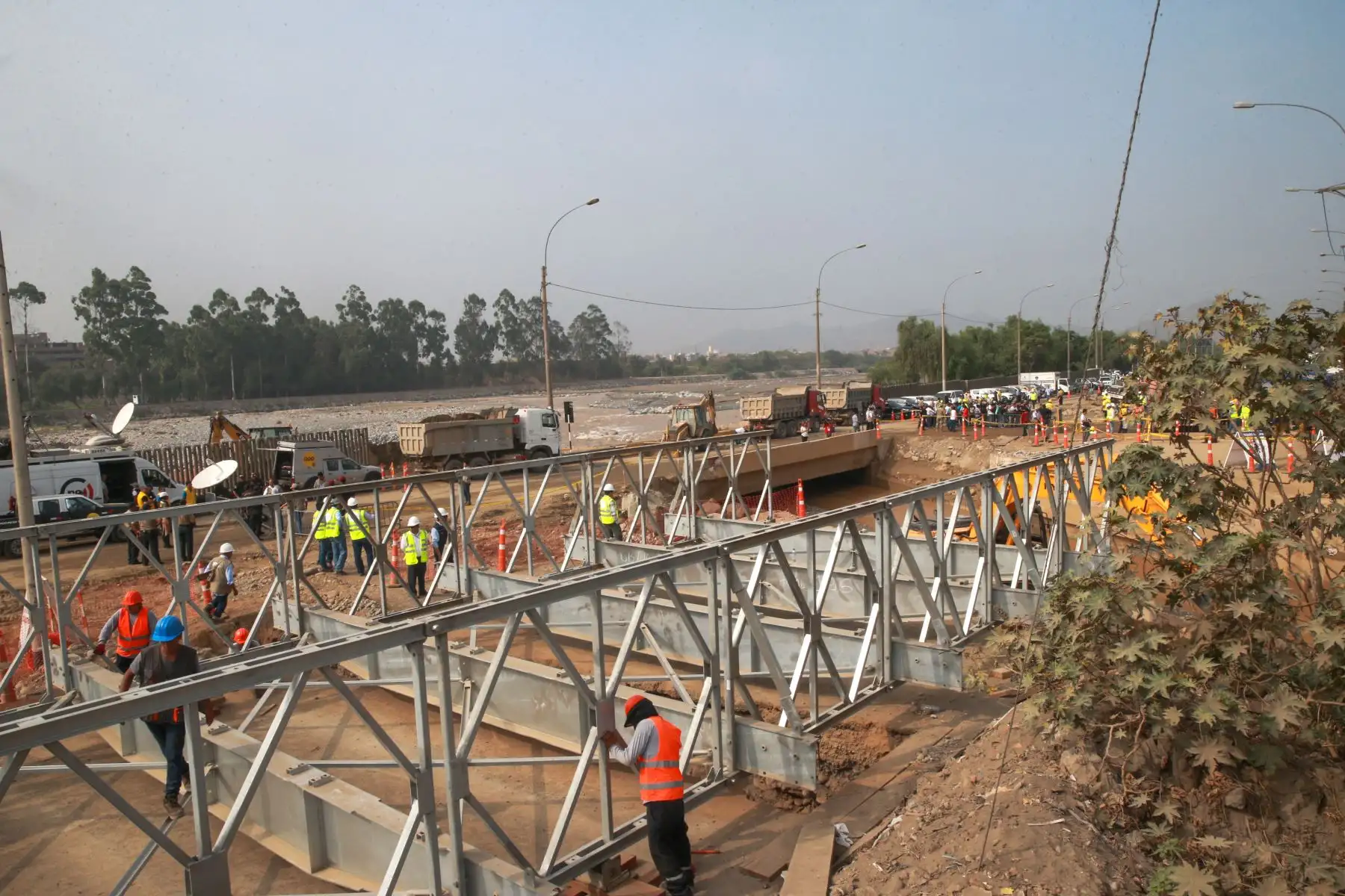 LIMA, PERÚ - FEBRERO 06.El presidente de la República, Pedro Pablo Kuczynski, supervisó el ensamblado final del puente Bailey sobre la autopista Ramiro Prialé. Foto: ANDINA/ Norman Cordova