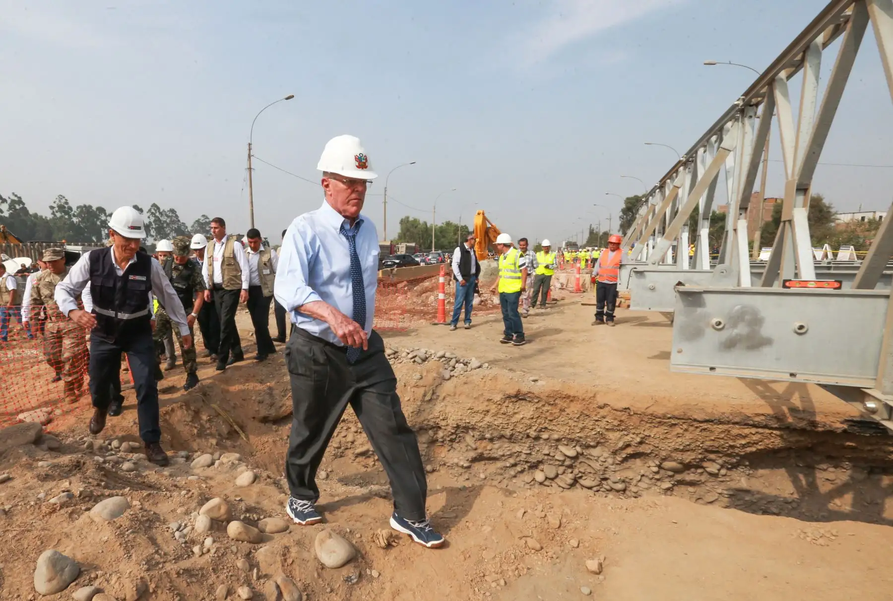 LIMA, PERÚ - FEBRERO 06.El presidente de la República, Pedro Pablo Kuczynski, supervisó el ensamblado final del puente Bailey sobre la autopista Ramiro Prialé. Foto: ANDINA/ Norman Cordova