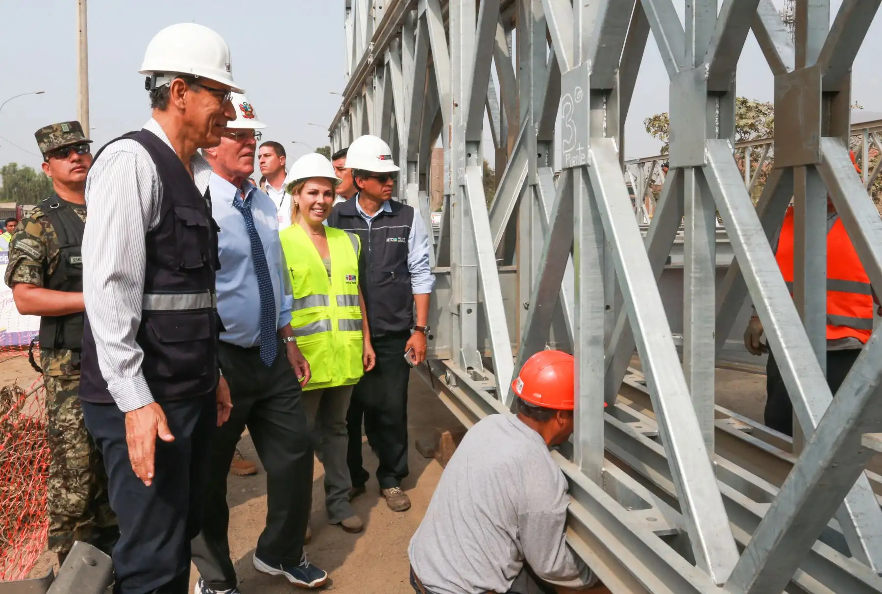 LIMA, PERÚ - FEBRERO 06.El presidente de la República, Pedro Pablo Kuczynski, supervisó el ensamblado final del puente Bailey sobre la autopista Ramiro Prialé. Foto: ANDINA/ Norman Cordova