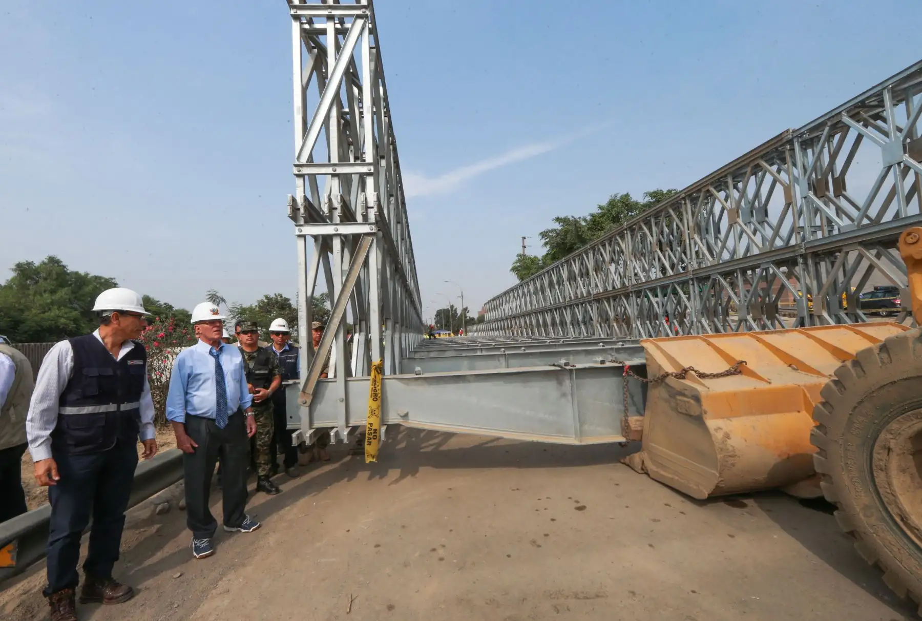 LIMA, PERÚ - FEBRERO 06.El presidente de la República, Pedro Pablo Kuczynski, supervisó el ensamblado final del puente Bailey sobre la autopista Ramiro Prialé. Foto: ANDINA/ Norman Cordova