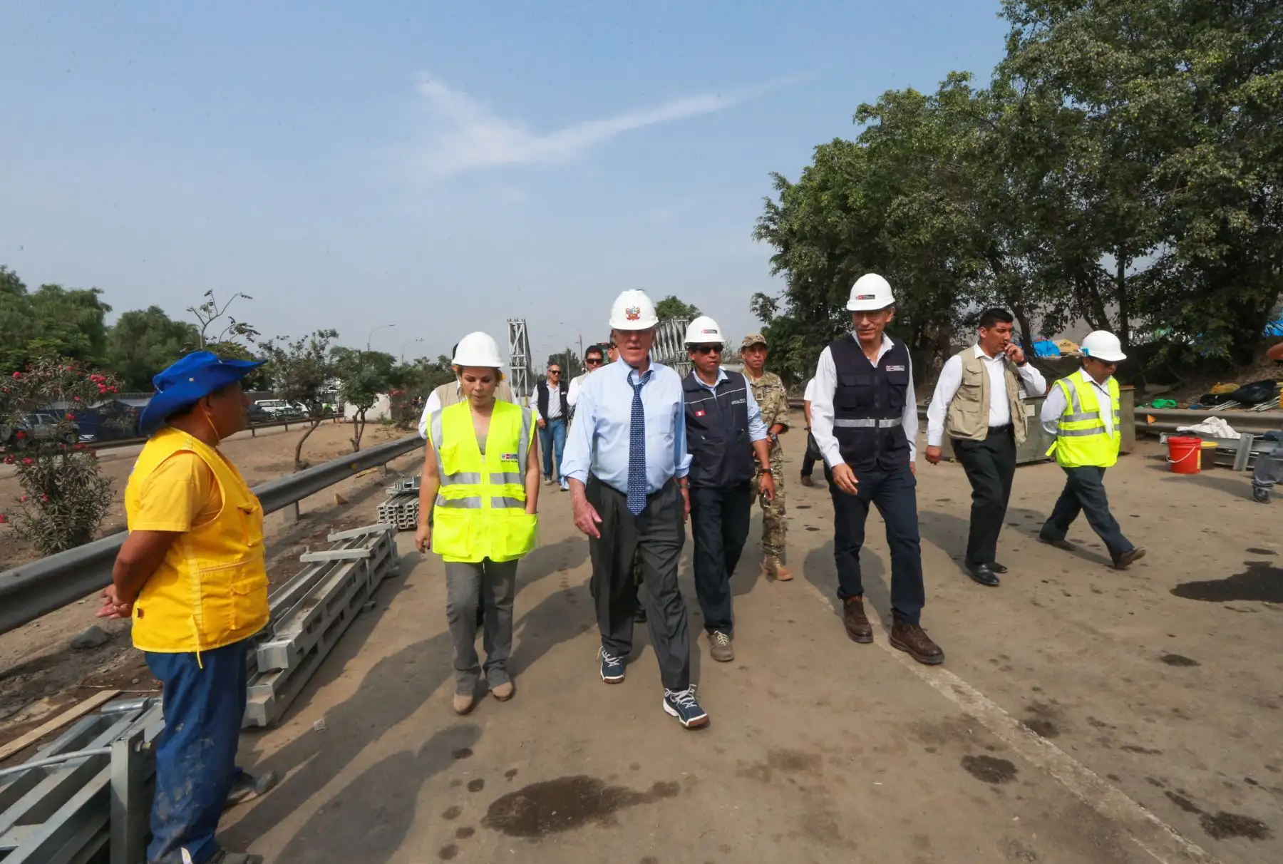 LIMA, PERÚ - FEBRERO 06.El presidente de la República, Pedro Pablo Kuczynski, supervisó el ensamblado final del puente Bailey sobre la autopista Ramiro Prialé. Foto: ANDINA/ Norman Cordova