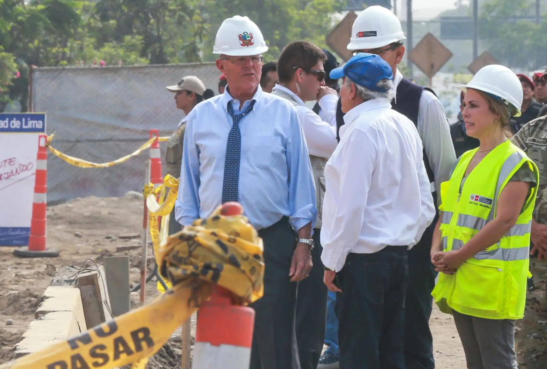 LIMA, PERÚ - FEBRERO 06.El presidente de la República, Pedro Pablo Kuczynski, supervisó el ensamblado final del puente Bailey sobre la autopista Ramiro Prialé. Foto: ANDINA/ Norman Cordova
