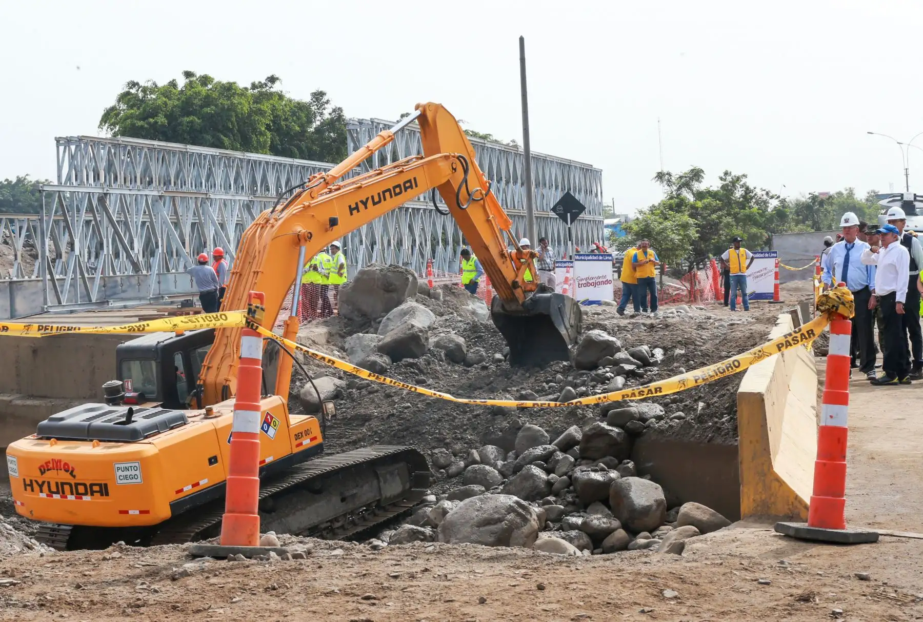 LIMA, PERÚ - FEBRERO 06.El presidente de la República, Pedro Pablo Kuczynski, supervisó el ensamblado final del puente Bailey sobre la autopista Ramiro Prialé. Foto: ANDINA/ Norman Cordova