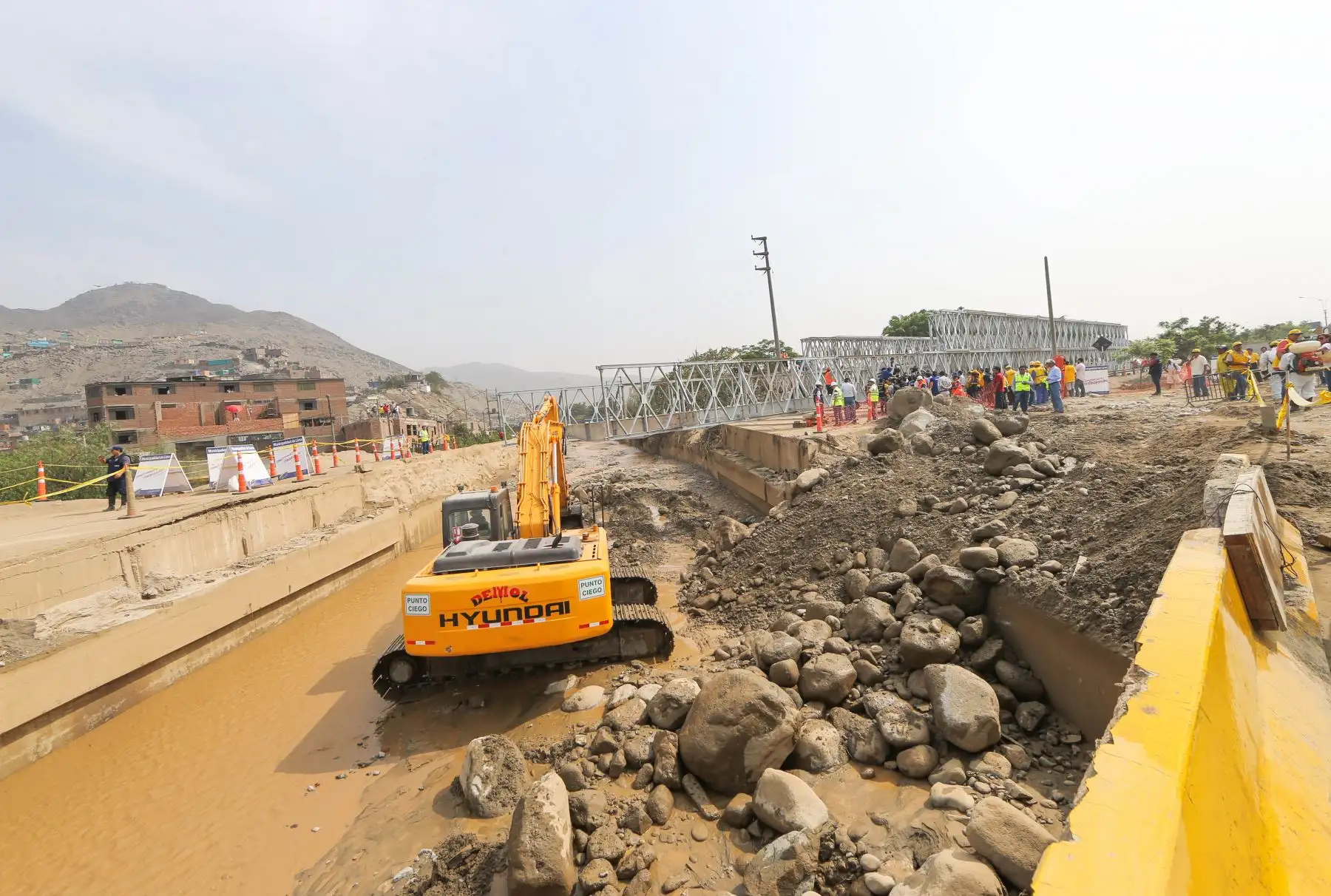 LIMA, PERÚ - FEBRERO 06.El presidente de la República, Pedro Pablo Kuczynski, supervisó el ensamblado final del puente Bailey sobre la autopista Ramiro Prialé. Foto: ANDINA/ Norman Cordova