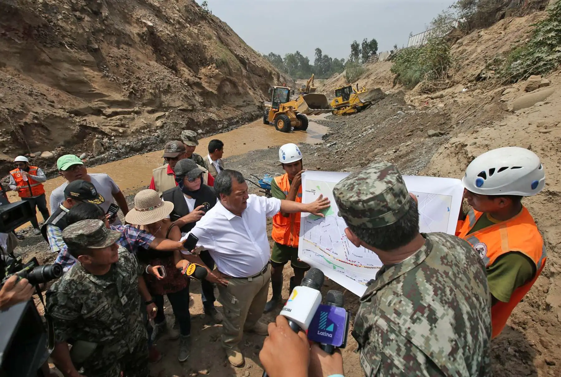 LIMA,PERÚ-FEBRERO 06.El ministro de Defensa Jorge Nieto inspecciona trabajos de descolmatación en el río Huaycoloro en Huachipa.Foto: ANDINA/archivo.