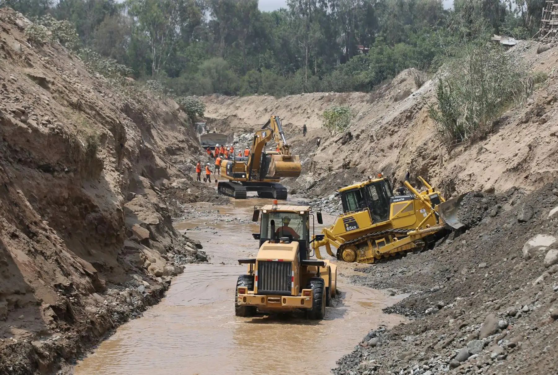 LIMA,PERÚ-FEBRERO 06.El ministro de Defensa Jorge Nieto inspecciona trabajos de descolmatación en el río Huaycoloro en Huachipa.Foto: ANDINA/archivo.