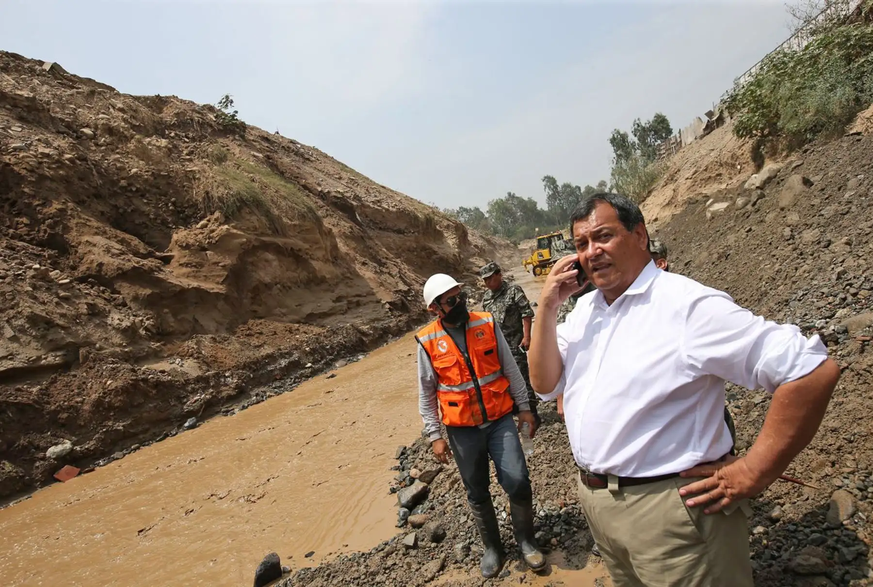 LIMA,PERÚ-FEBRERO 06.El ministro de Defensa Jorge Nieto inspecciona trabajos de descolmatación en el río Huaycoloro en Huachipa.Foto: ANDINA/archivo.