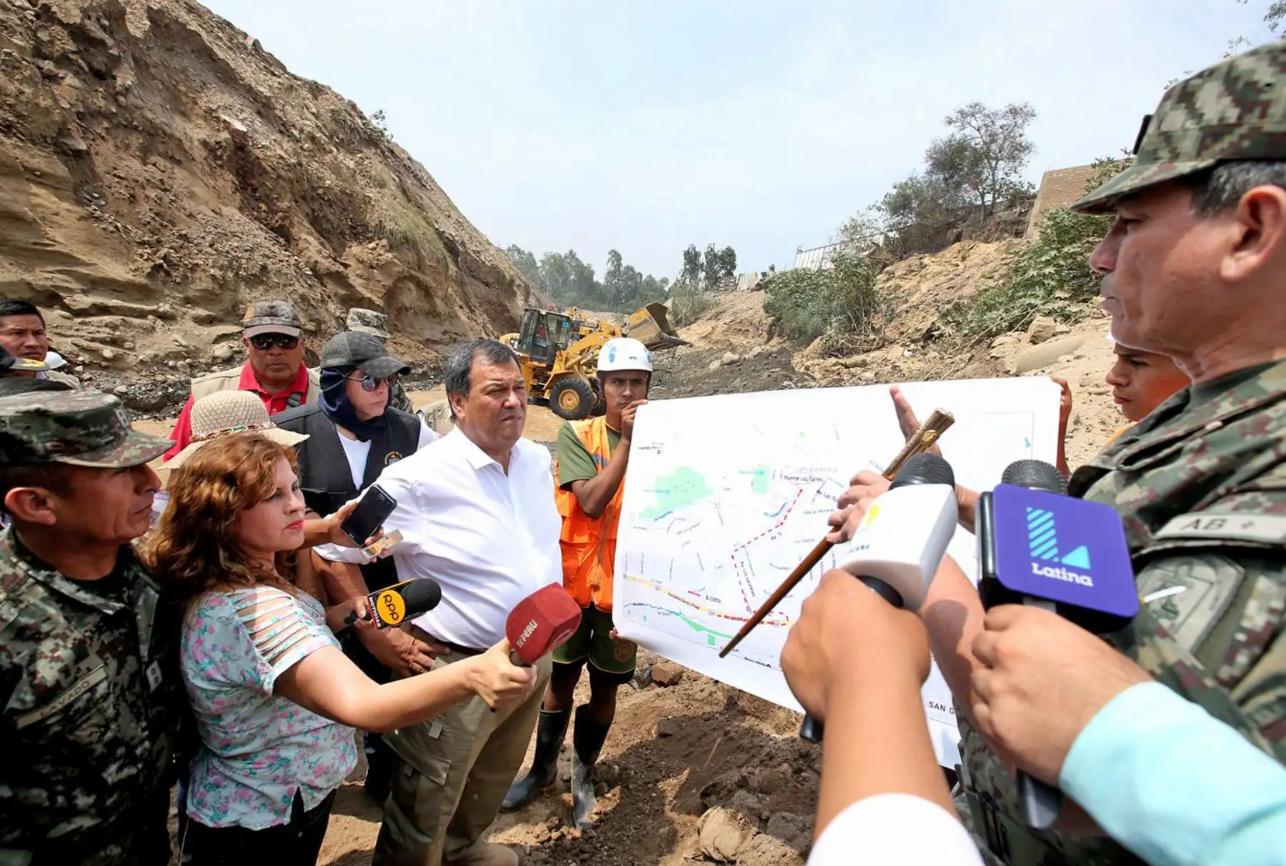 LIMA,PERÚ-FEBRERO 06.El ministro de Defensa Jorge Nieto inspecciona trabajos de descolmatación en el río Huaycoloro en Huachipa.Foto: ANDINA/archivo.