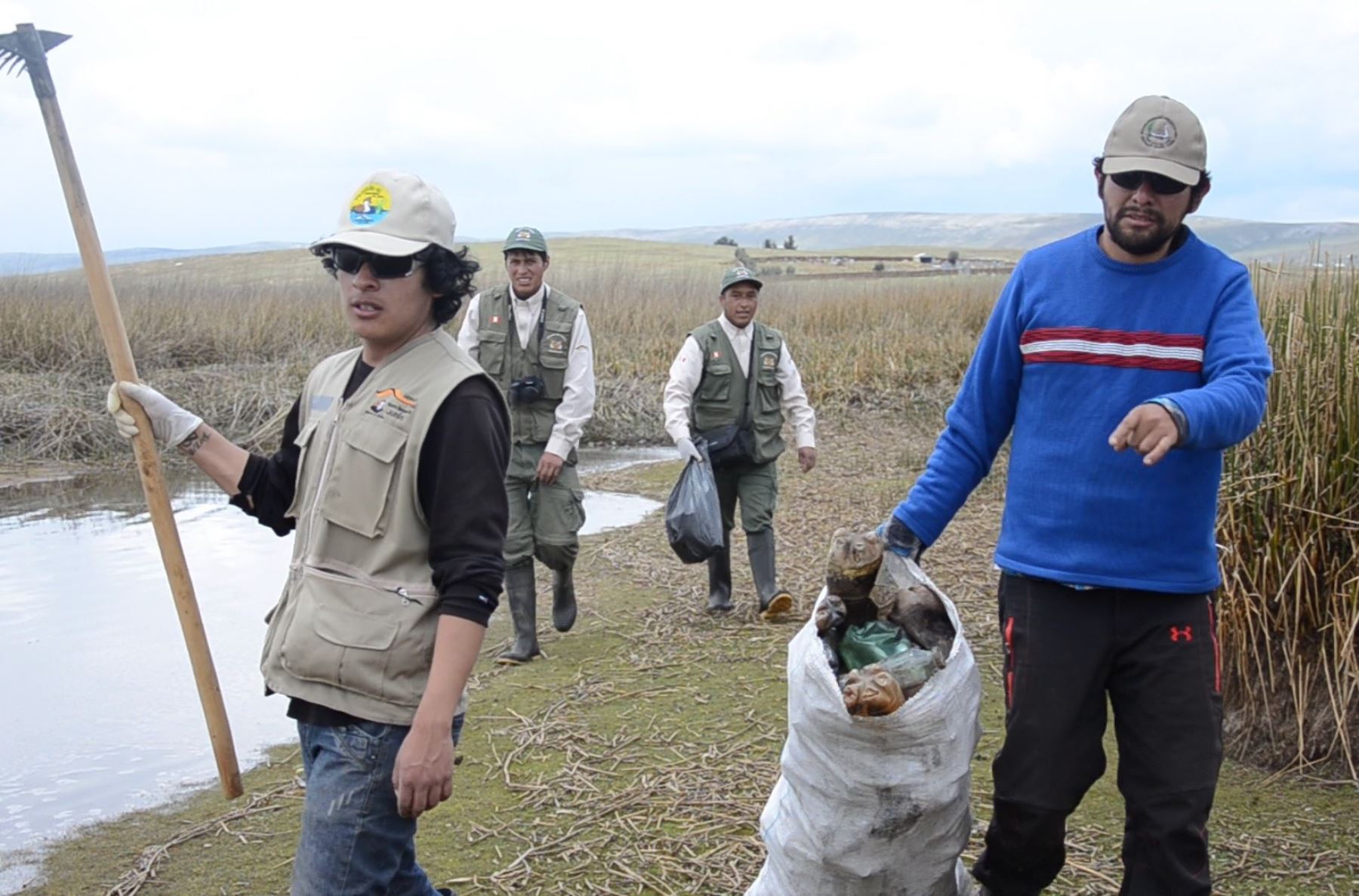 Brigadas ambientales realizan la limpieza del lago Chinchaycocha, en Junín. ANDINA