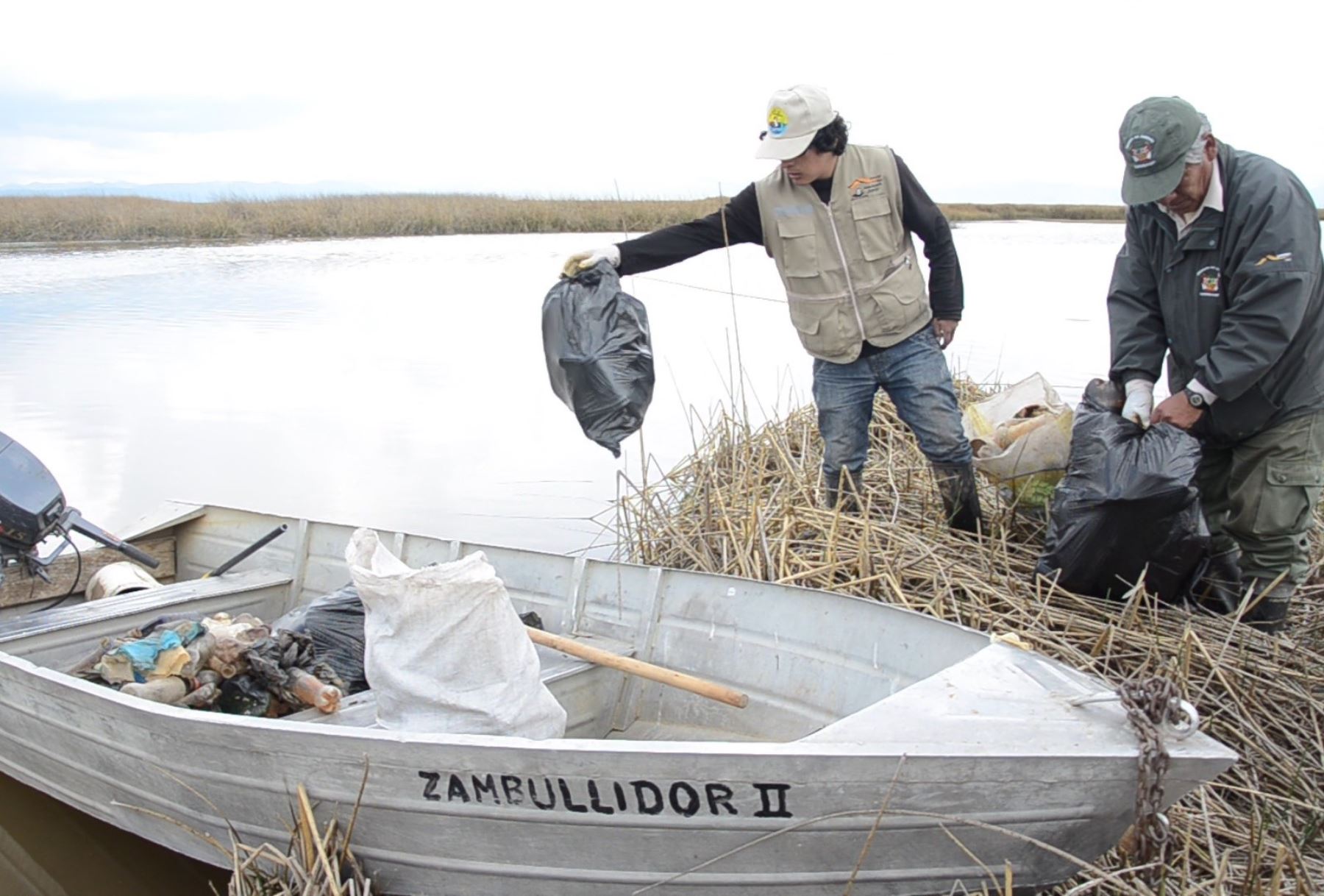 Brigadas ambientales realizan la limpieza del lago Chinchaycocha, en Junín. ANDINA
