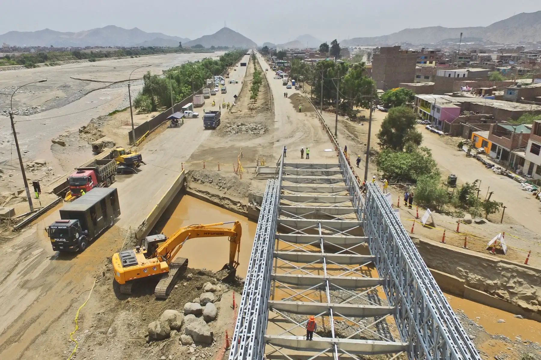 LIMA,PERÚ-FEBRERO 06.Ensamblado final del puente Bailey sobre la autopista Ramiro Prialé.
Foto: ANDINA/Foto: ANDINA/archivo.