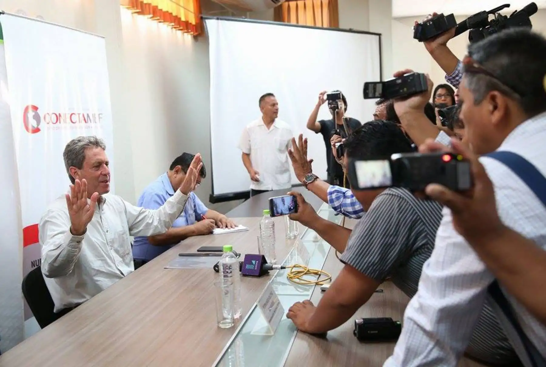 El Ministro de Economía y Finanzas, Alfredo Thorne visita la ciudad de Ica para entregar a las autoridades regionales y municipales los recursos necesarios que les ayuden a tomar acciones inmediatas en las zonas de emergencia de esta región. Foto: ANDINA/Dante Zegarra