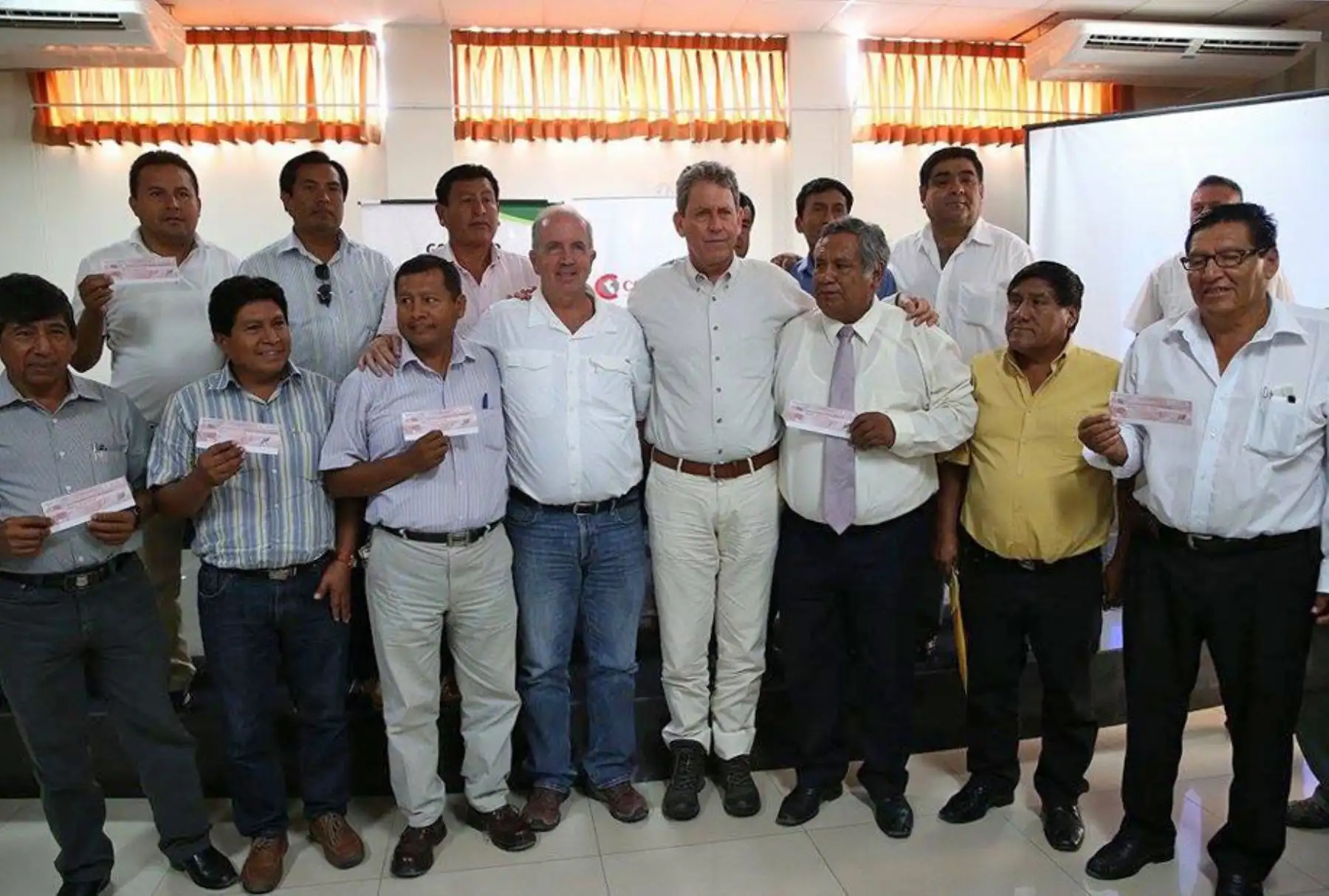 El ministro de Economía y Finanzas, Alfredo Thorne, visita la ciudad de Ica para entregar a las autoridades regionales y municipales los recursos necesarios que les ayuden a tomar acciones inmediatas en las zonas de emergencia de esta región. Foto: ANDINA/Dante Zegarra.