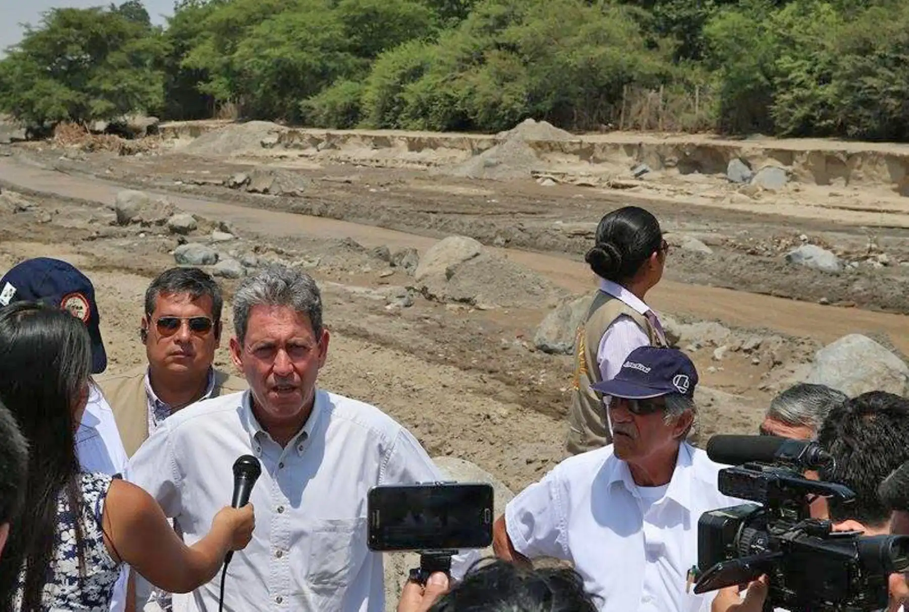 El Ministro de Economía y Finanzas, Alfredo Thorne visita las zonas afectadas en distrito La Tinguiña en Ica. Foto: ANDINA/ Dante Zegarra