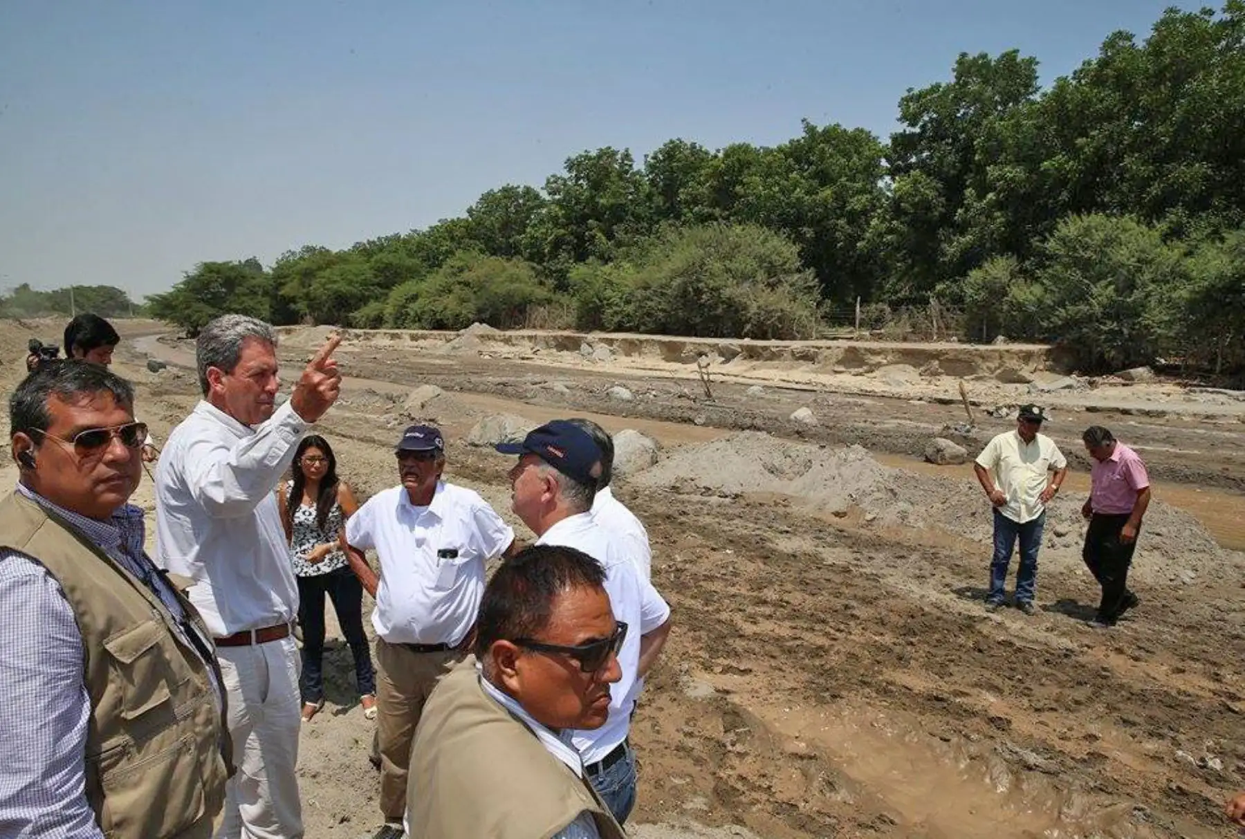 El ministro de Economía y Finanzas, Alfredo Thorne, visita las zonas afectadas en distrito de La Tinguiña, en Ica. Foto: ANDINA/Dante Zegarra