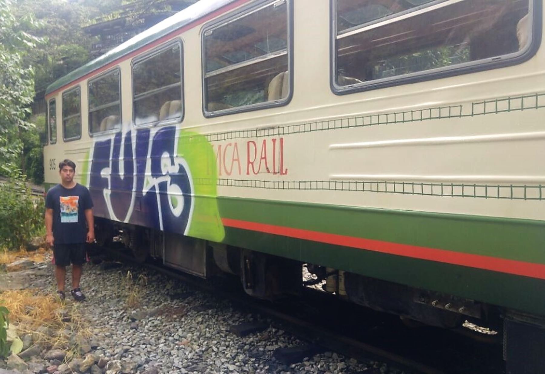 Detienen a turista chileno en Machu Picchu por dejar grafiti en un tren.