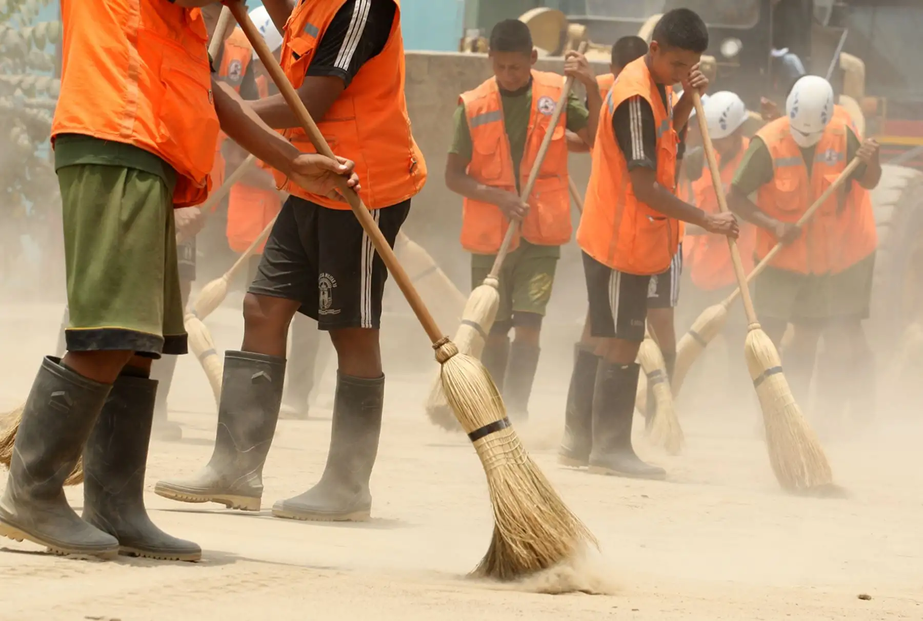 LIMA PERÚ, FEBRERO 08. Brigadas del Ejercito Peruano colaboran con las labores de limpieza en las zonas afectadas por el desborde del río Huaycoloro. Foto: ANDINA/Melina Mejía