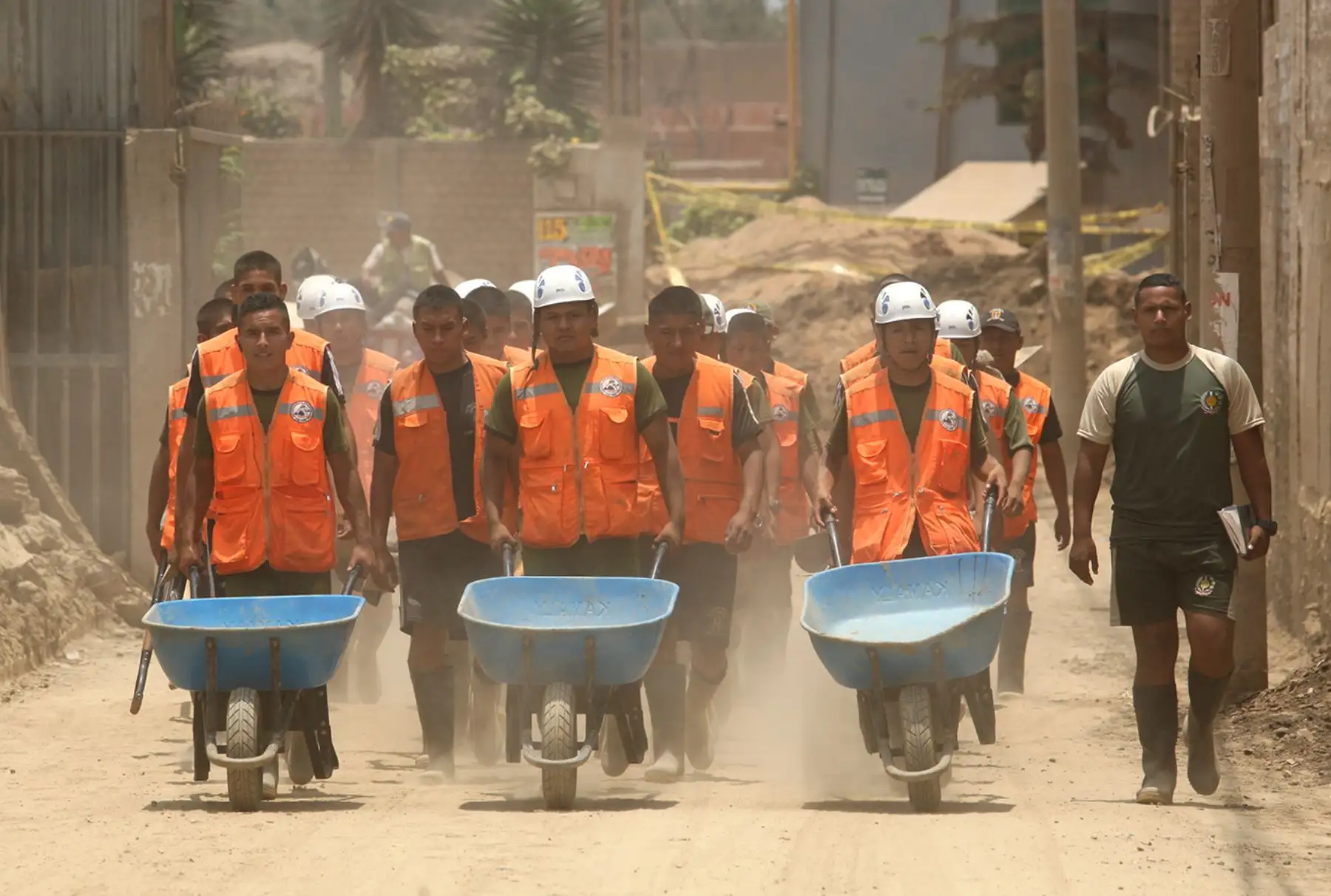LIMA PERÚ, FEBRERO 08. Brigadas del Ejercito Peruano colaboran con las labores de limpieza en las zonas afectadas por el desborde del río Huaycoloro. Foto: ANDINA/Melina Mejía