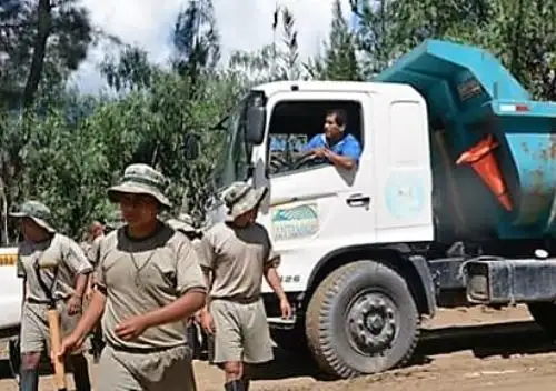 Personal de la Cuarta Brigada de Montaña del Ejército apoya en los trabajos de limpieza que realiza la Municipalidad Distrital de Sandia en el tramo de la carretera Sandía-San Juan de Oro, donde esta mañana se produjo un huaico a consecuencia de las lluvias en esa parte del país. ANDINA