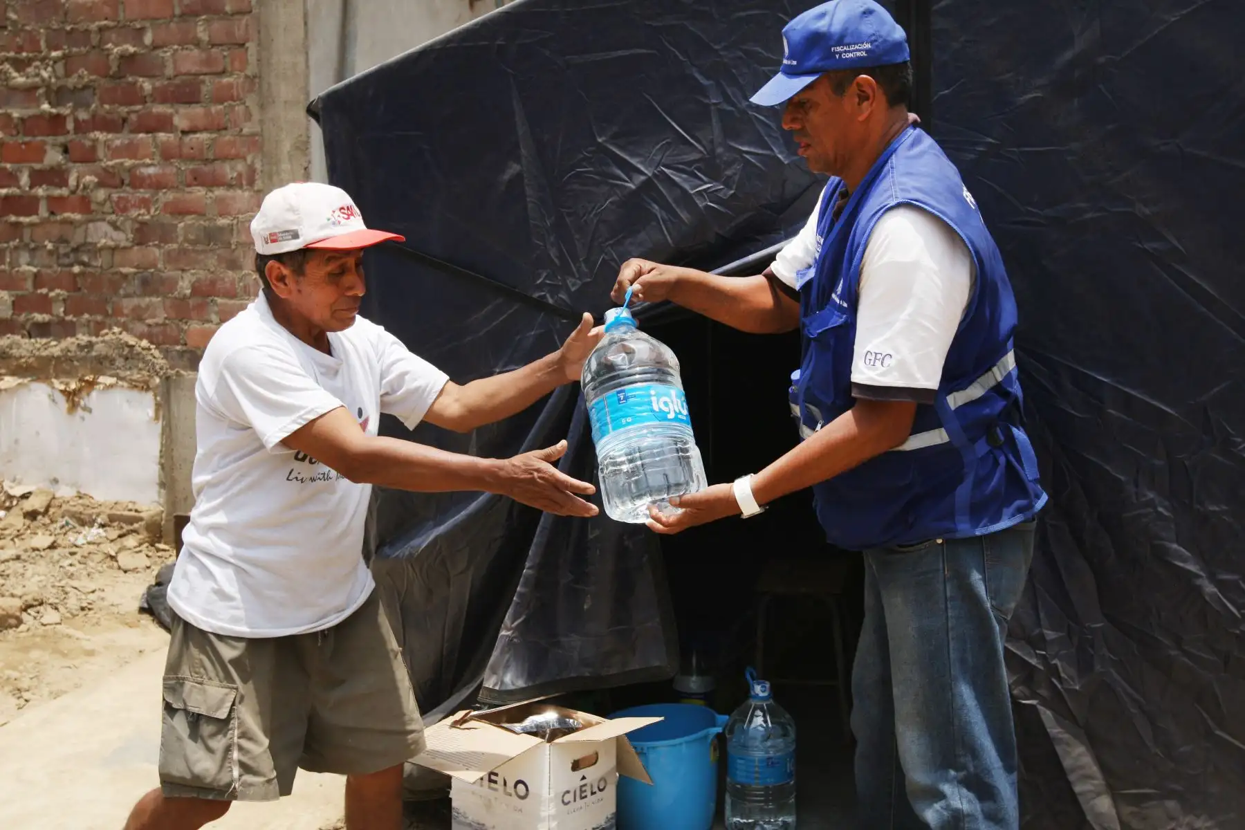 LIMA PERÚ, FEBRERO 08. Municipalidad de Lima entrega donaciones de agua a los pobladores  afectados por el desborde del río Huaycoloro. Foto: ANDINA/Melina Mejía
