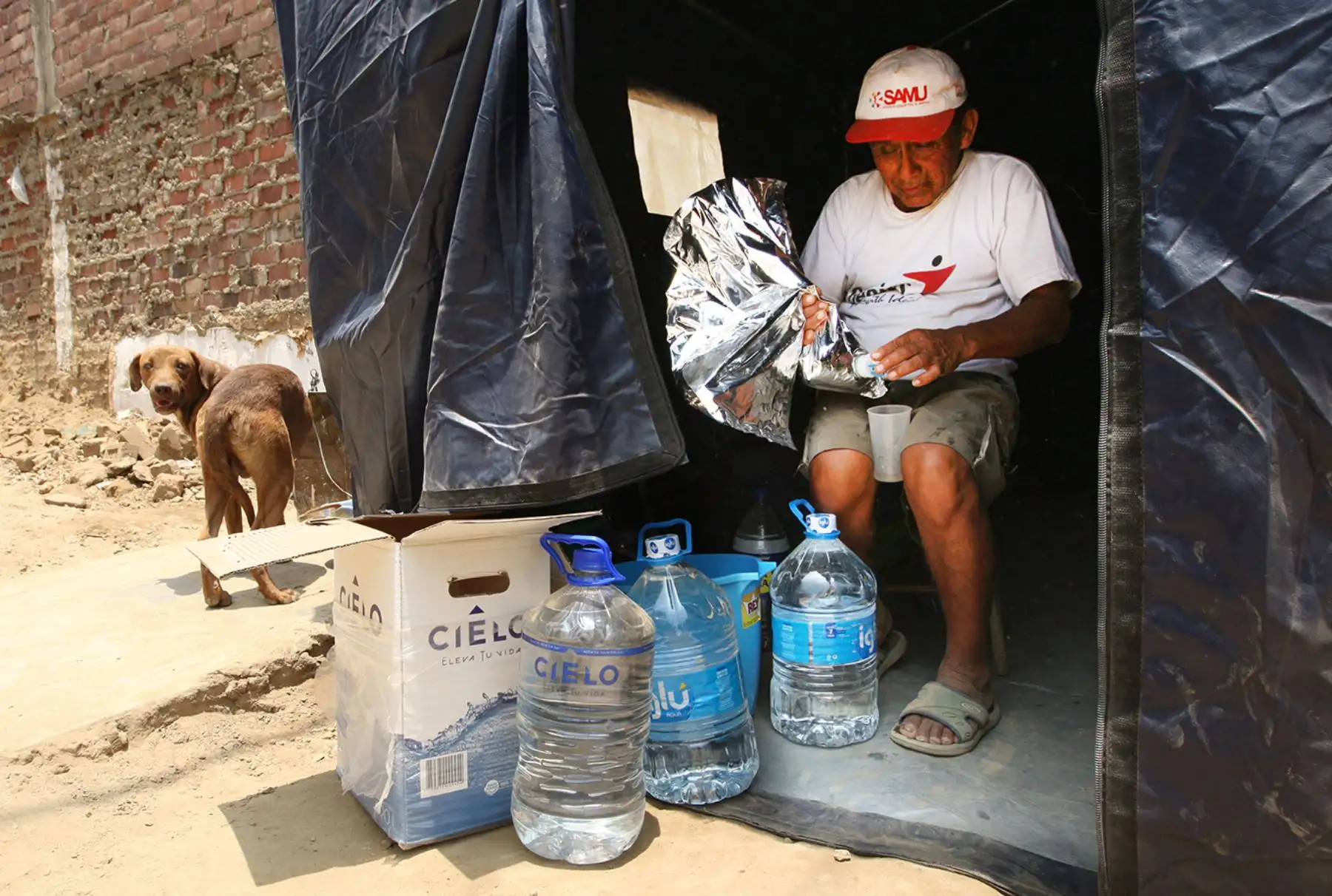 LIMA PERÚ, FEBRERO 08. Municipalidad de Lima entrega donaciones de agua a los pobladores  afectados por el desborde del río Huaycoloro. Foto: ANDINA/Melina Mejía