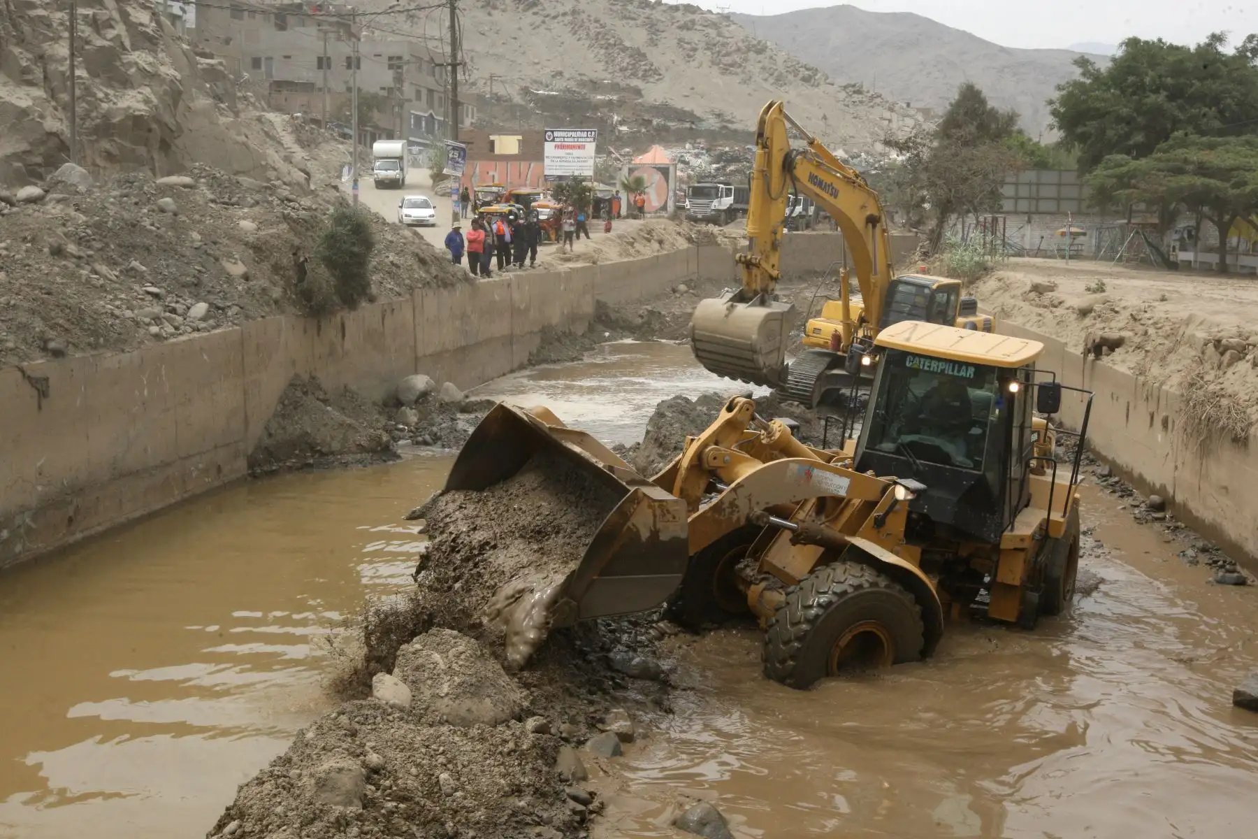 LIMA PERÚ, FEBRERO 08. Maquinaria del Ministerio de Vivienda y Construcción continua la limpieza del río Huaycoloro. Foto: ANDINA/Melina Mejía