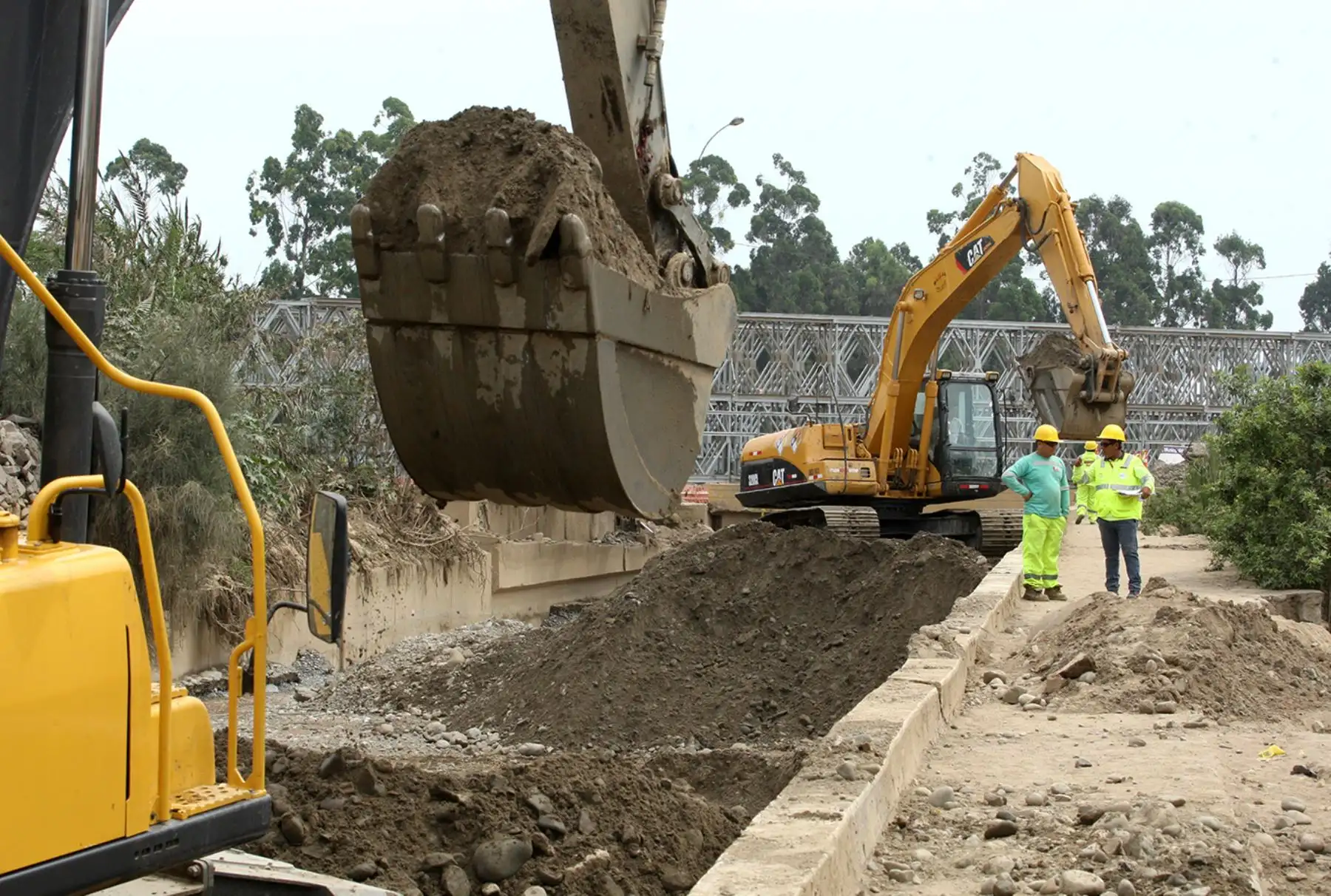 LIMA PERÚ, FEBRERO 08. Maquinaria del Ministerio de Vivienda y Construcción continua la limpieza del río Huaycoloro. Foto: ANDINA/Melina Mejía