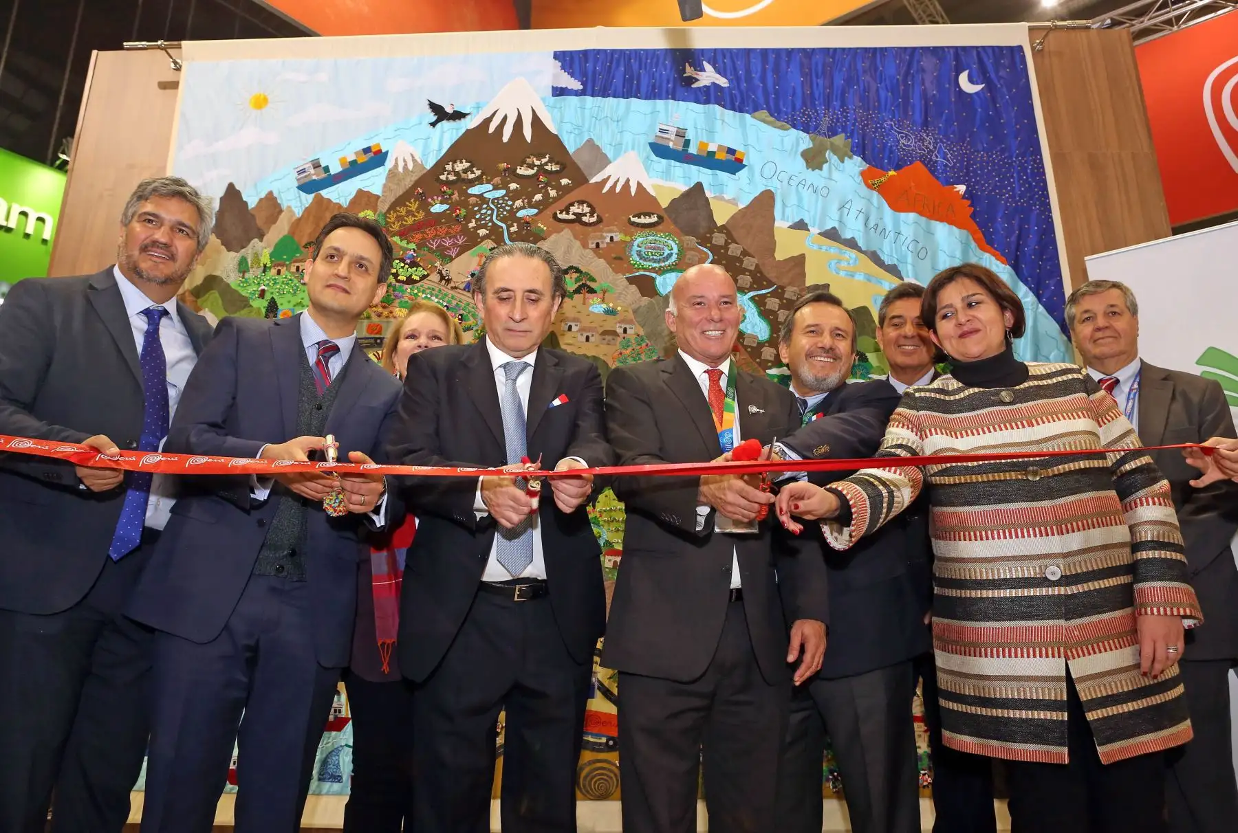 El ministro de Comercio Exterior y Turismo, Eduardo Ferreyros, presentó hoy a nivel internacional la nueva marca “Superfoods Peru”,en feria Fruit Logistica de Alemania. Foto: AFP