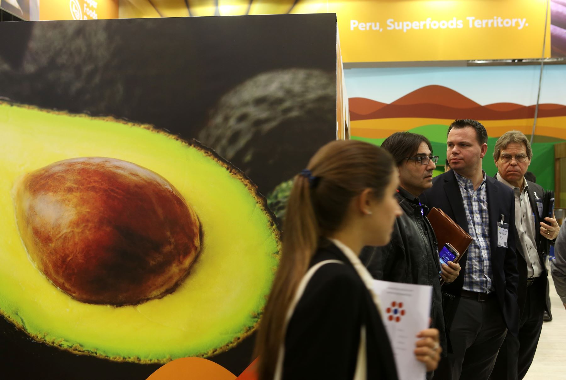 El ministro de Comercio Exterior y Turismo, Eduardo Ferreyros, presentó hoy a nivel internacional la nueva marca “Superfoods Peru”,en feria Fruit Logistica de Alemania. Foto: AFP