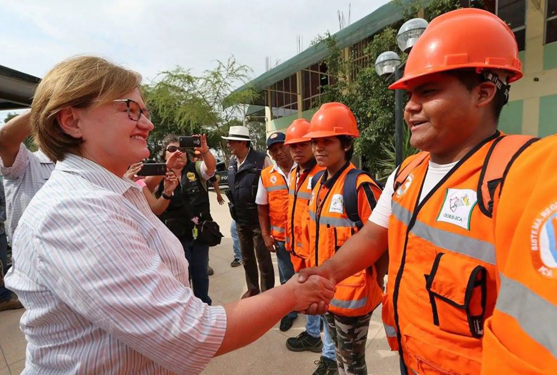 La esposa del presidente Nancy Lange, saluda a los brigadistas voluntarios de Defensa Civil del gobierno regional de Ica. Foto: ANDINA/ Dante Zegarra