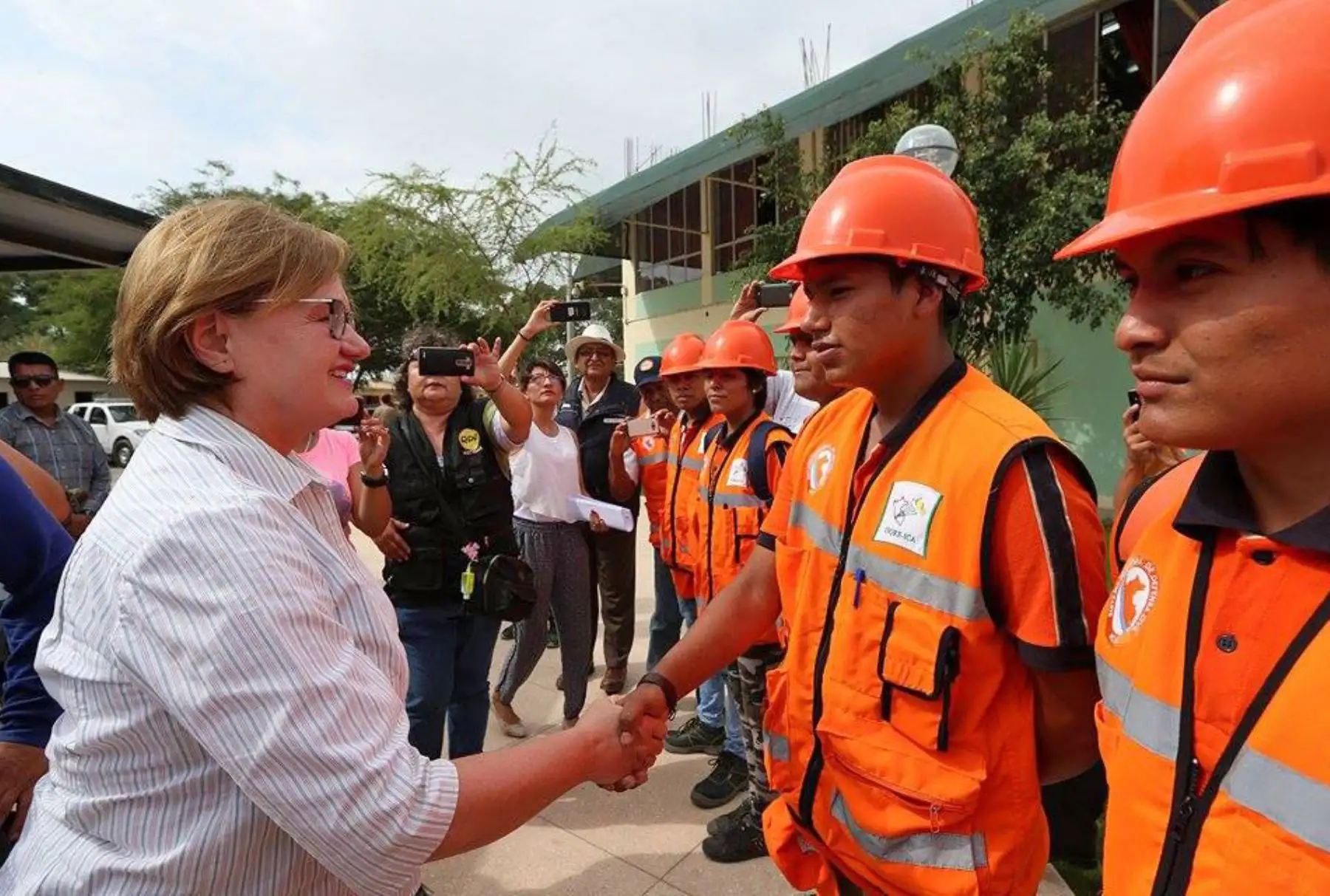 La esposa del presidente Nancy Lange, saluda a los brigadistas voluntarios de Defensa Civil del gobierno regional de Ica. Foto: ANDINA/ Dante Zegarra
