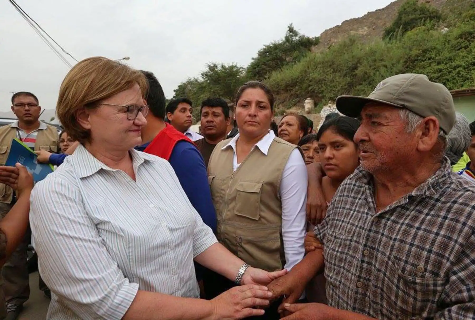 La esposa del presidente Nancy Lange, entrega ayuda a los damnificados por las inundaciones en Los Molinos Ica. Foto: ANDINA/ Dante Zegarra