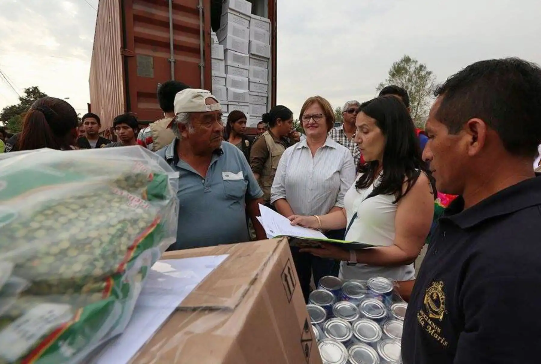 La esposa del presidente Nancy Lange, entrega ayuda a los damnificados por las inundaciones en Los Molinos Ica. Foto: ANDINA/ Dante Zegarra