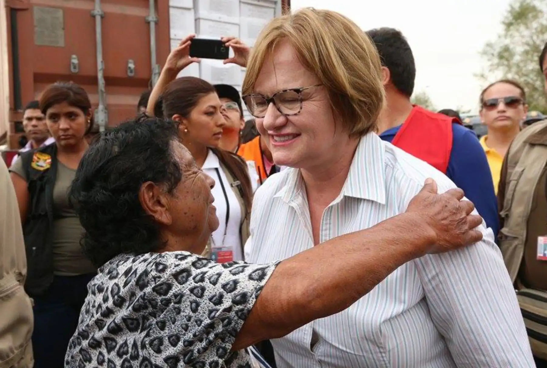La esposa del presidente Nancy Lange, entrega ayuda a los damnificados por las inundaciones en Los Molinos Ica. Foto: ANDINA/ Dante Zegarra