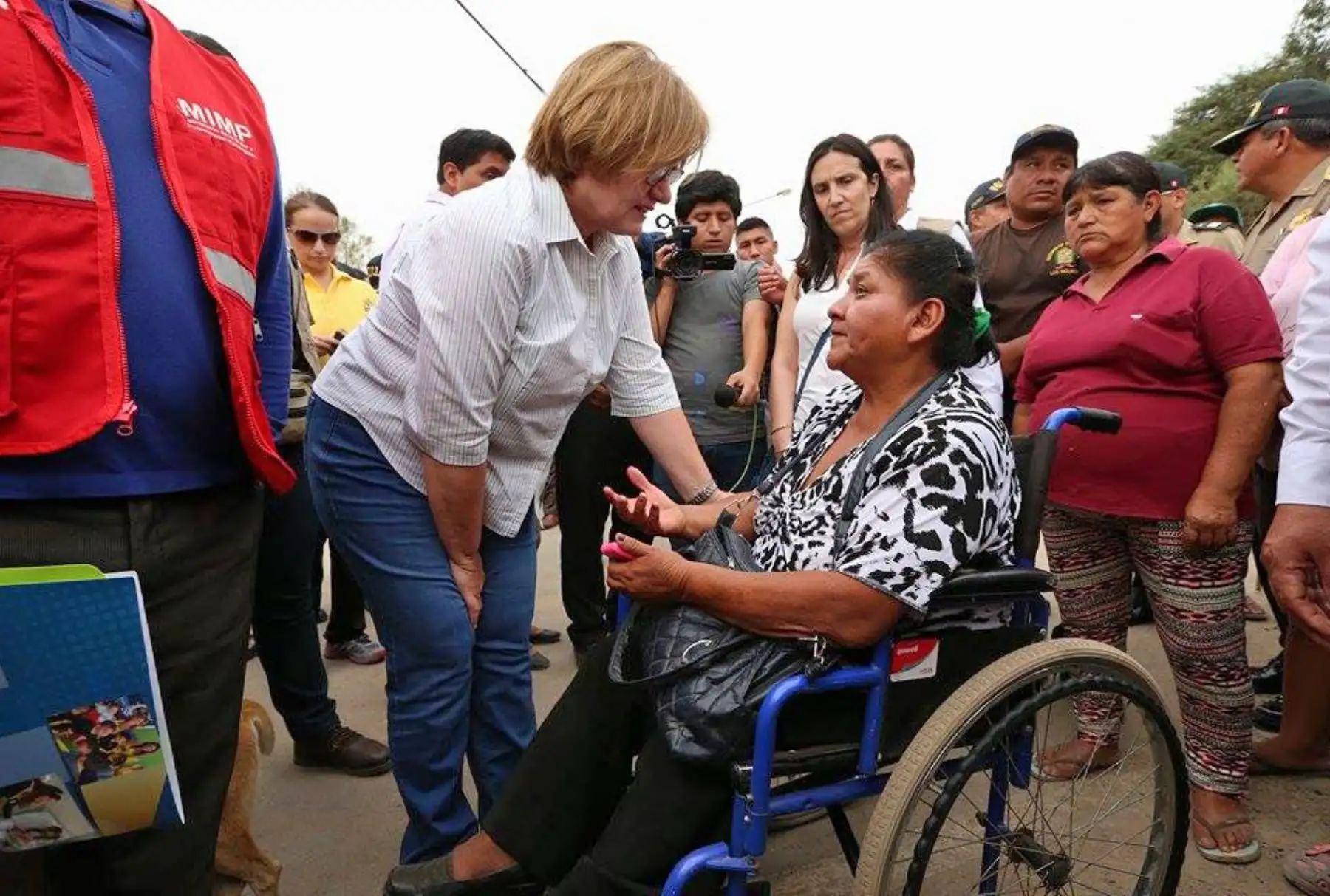 La esposa del presidente Nancy Lange, entrega ayuda a los damnificados por las inundaciones en Los Molinos Ica. Foto: ANDINA/ Dante Zegarra