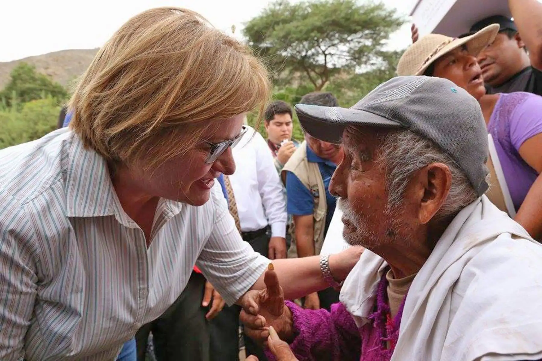 La esposa del presidente Nancy Lange, entrega ayuda a los damnificados por las inundaciones en Los Molinos Ica. Foto: ANDINA/ Dante Zegarra