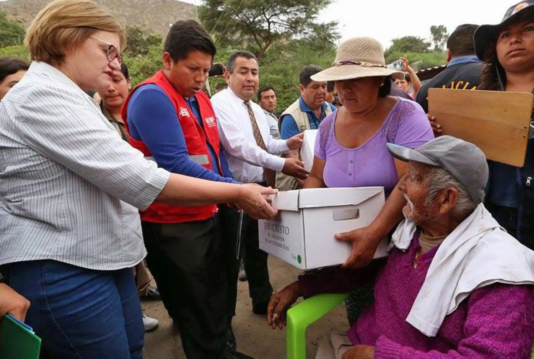 La esposa del presidente Nancy Lange, entrega ayuda a los damnificados por las inundaciones en Los Molinos Ica. Foto: ANDINA/ Dante Zegarra