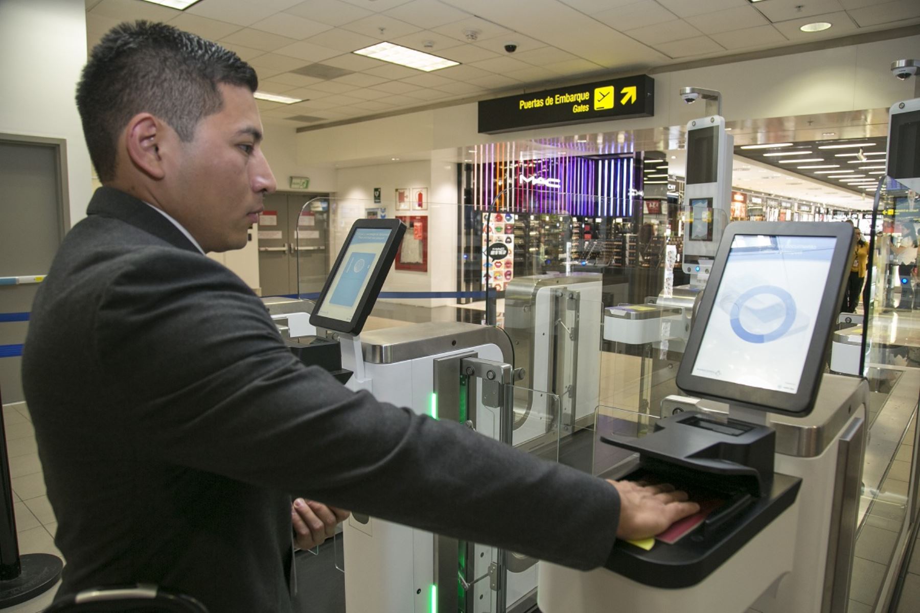 Modernos equipos están instalados en el Aeropuerto Internacional Jorge Chávez. Foto: Migraciones