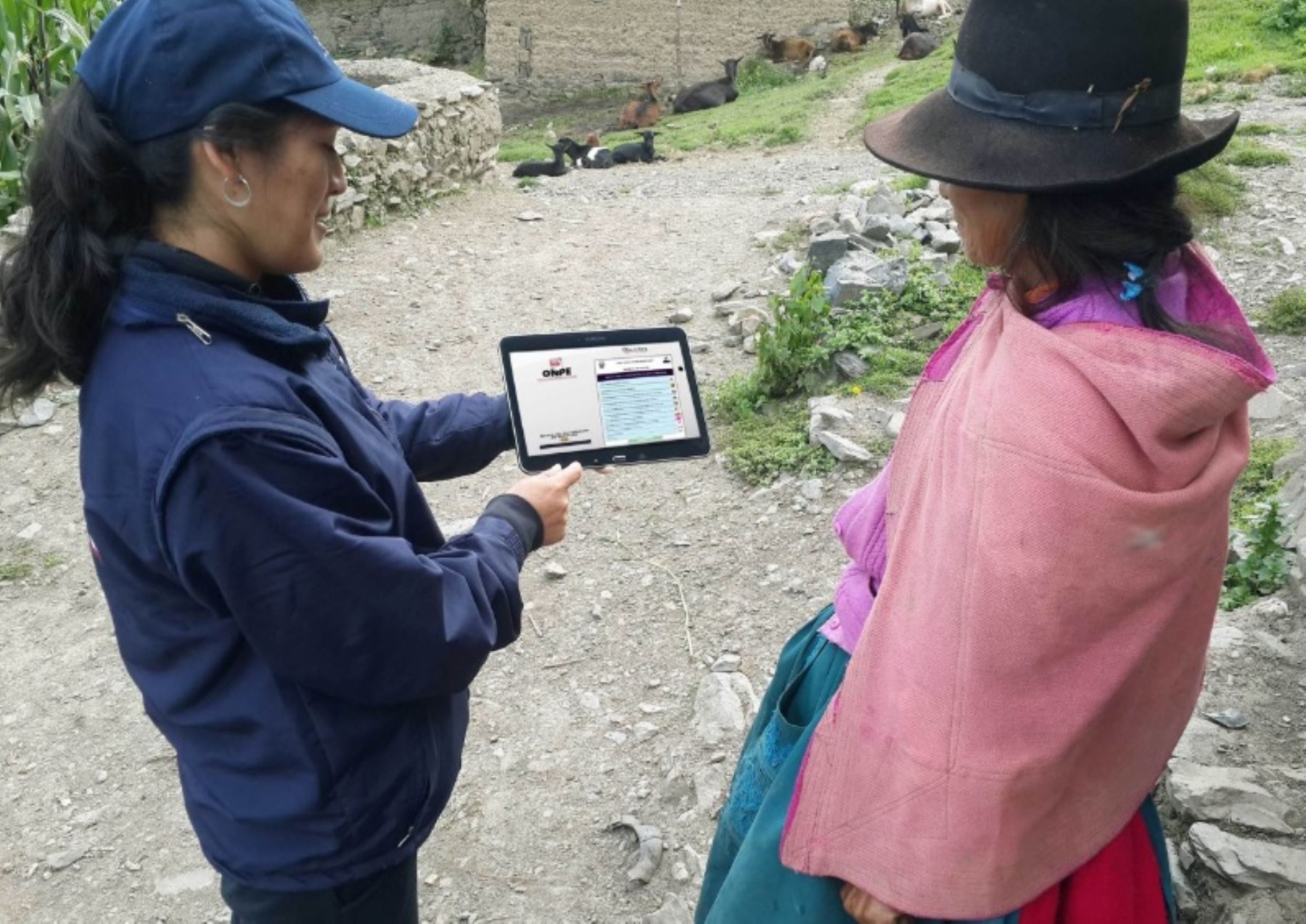 Con miras a las elecciones municipales del próximo 12 de marzo, la Oficina Nacional de Procesos Electorales (ONPE) capacita, casa por casa, a los electores del distrito de Pucacolpa, en la provincia de Huanta, región Ayacucho, sobre la forma de votar electrónicamente.